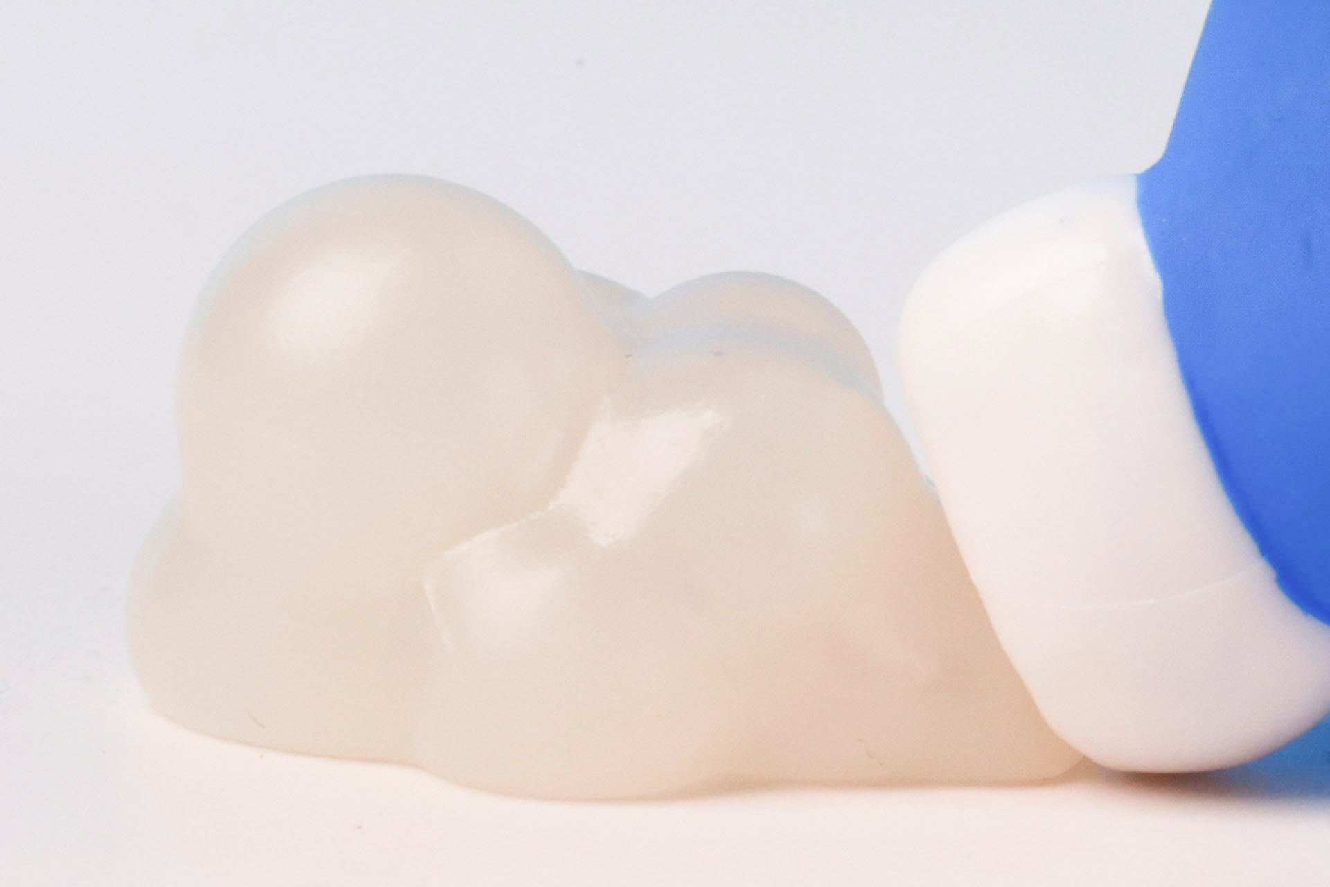 足の裏側に付けられたモクモクパーツ