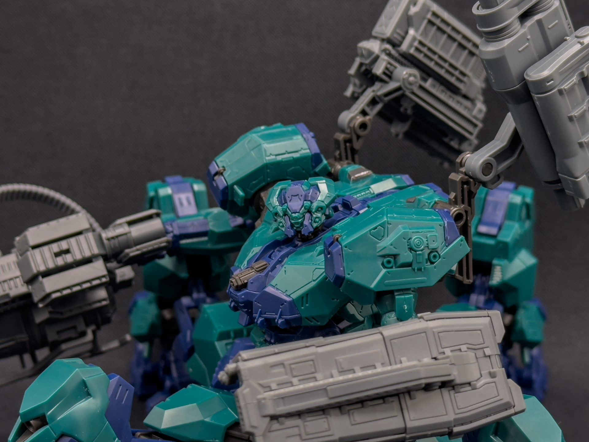 ライガーテイルの頭部はクモを連想させます。