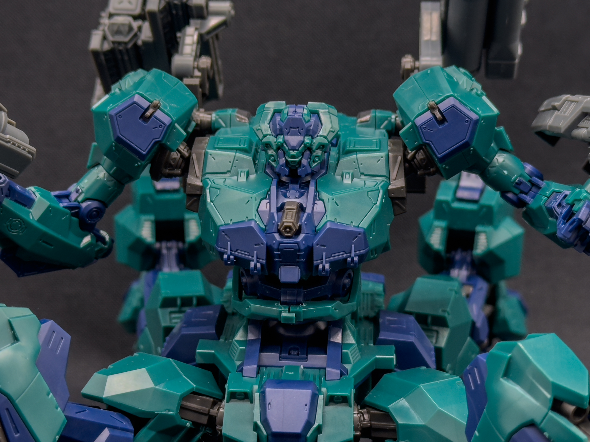 本キットの上半身は平面を組み合わせた無骨なデザインとなっています。