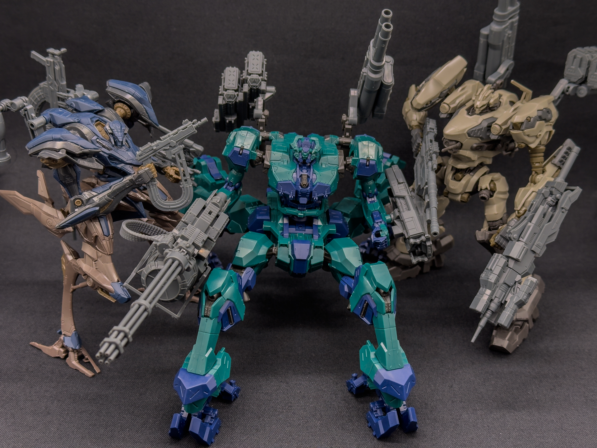 これまでに発売された「30MM ARMORED CORE VI FIRES OF RUBICON」シリーズキット。ライガーテイルはシリーズ初の四脚型で、異なったスタイルとなっています。