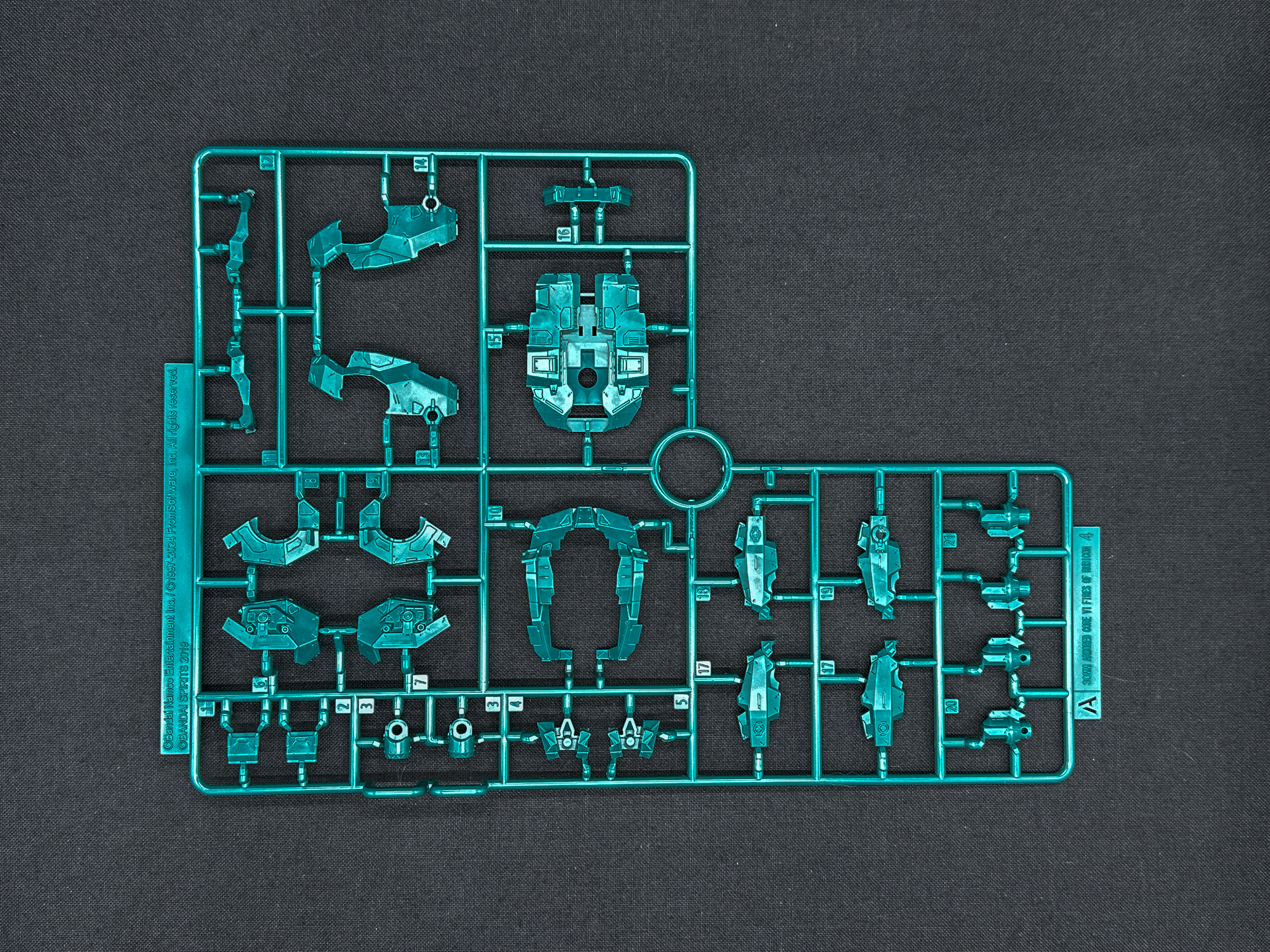 A1ランナーは胴体部分や腕部の外装パーツとなっています。