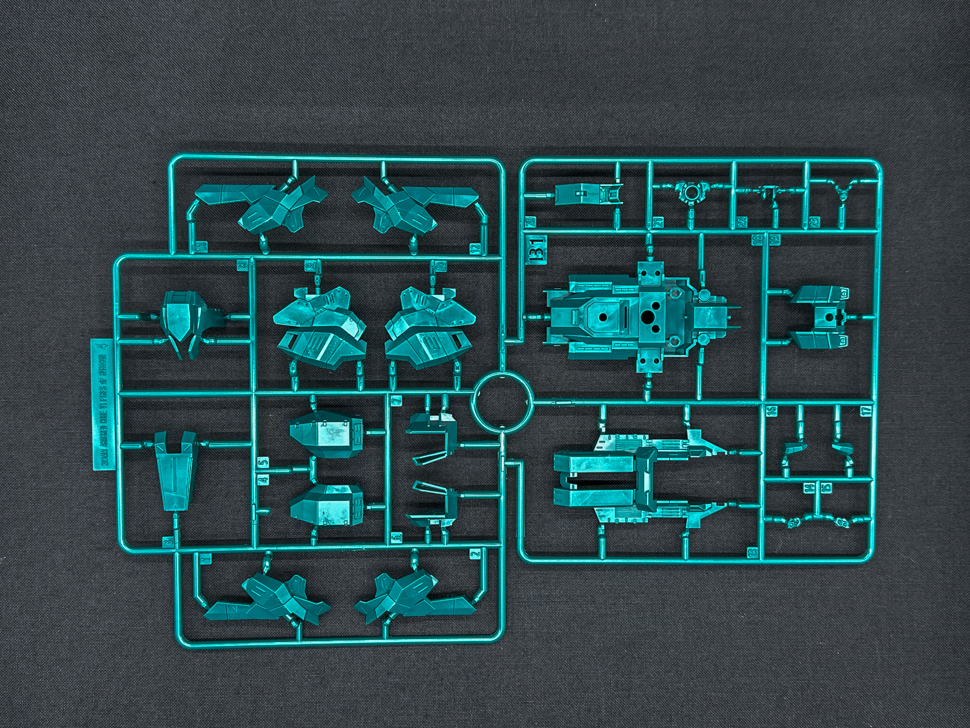 B1ランナーは脚部や頭部外装パーツを含むランナーとなっています。