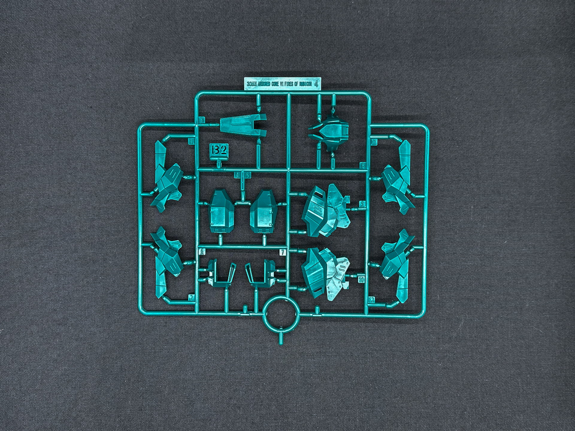 B2ランナーは脚部外装となっており、B1ランナーの一部と共通形状となっています。