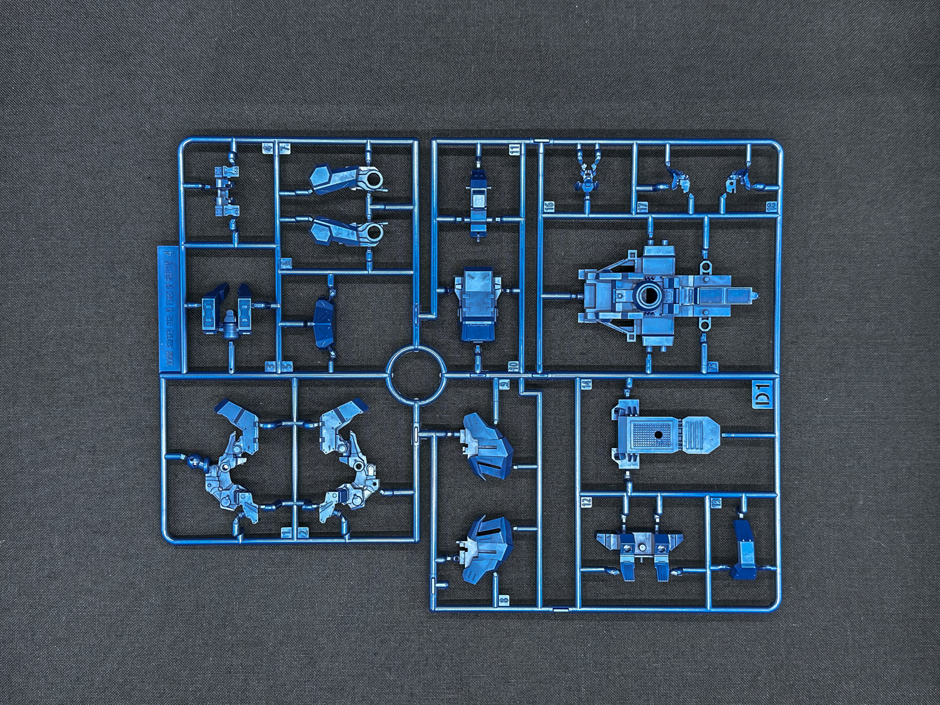 D1ランナーは脚部および頭部のパーツが含まれています。