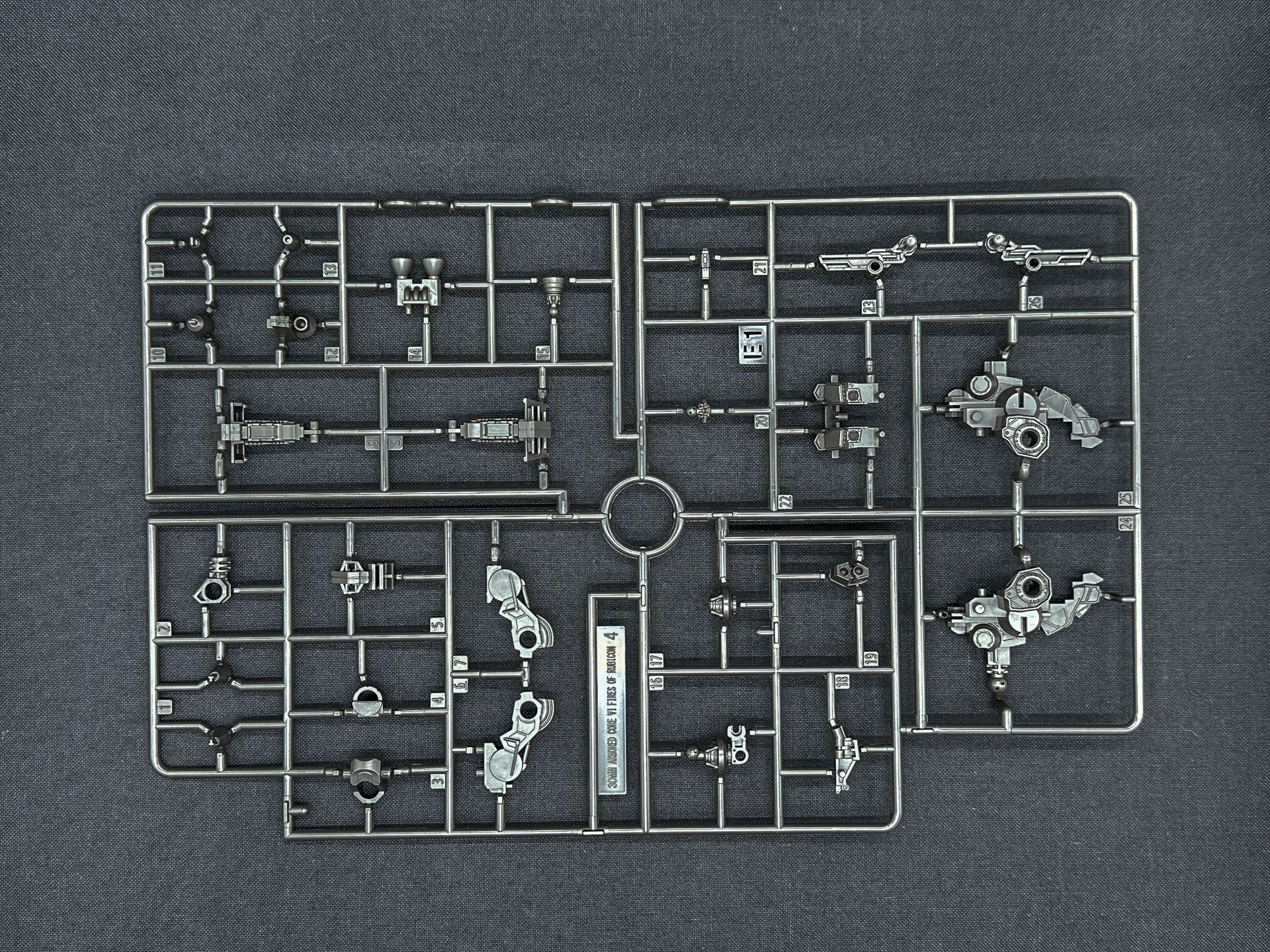 E1ランナーは胴体部および、脚部、腕部の内部フレームが含まれています。本パーツはKPSにて成型されているようです。