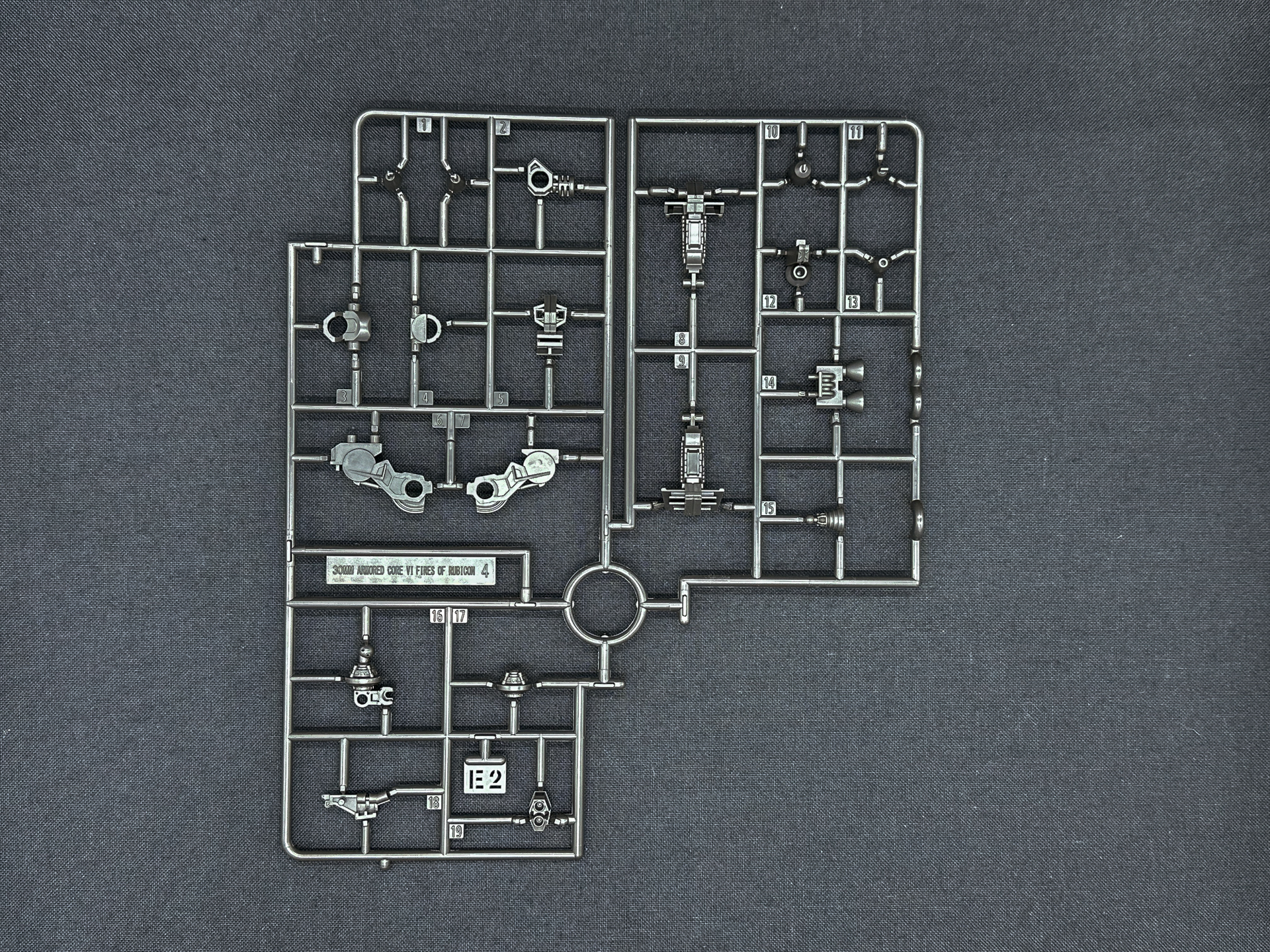 E2ランナーは脚部、腕部の内部フレームが含まれます。E1ランナーと同様にKPSによる成型となっているようです。