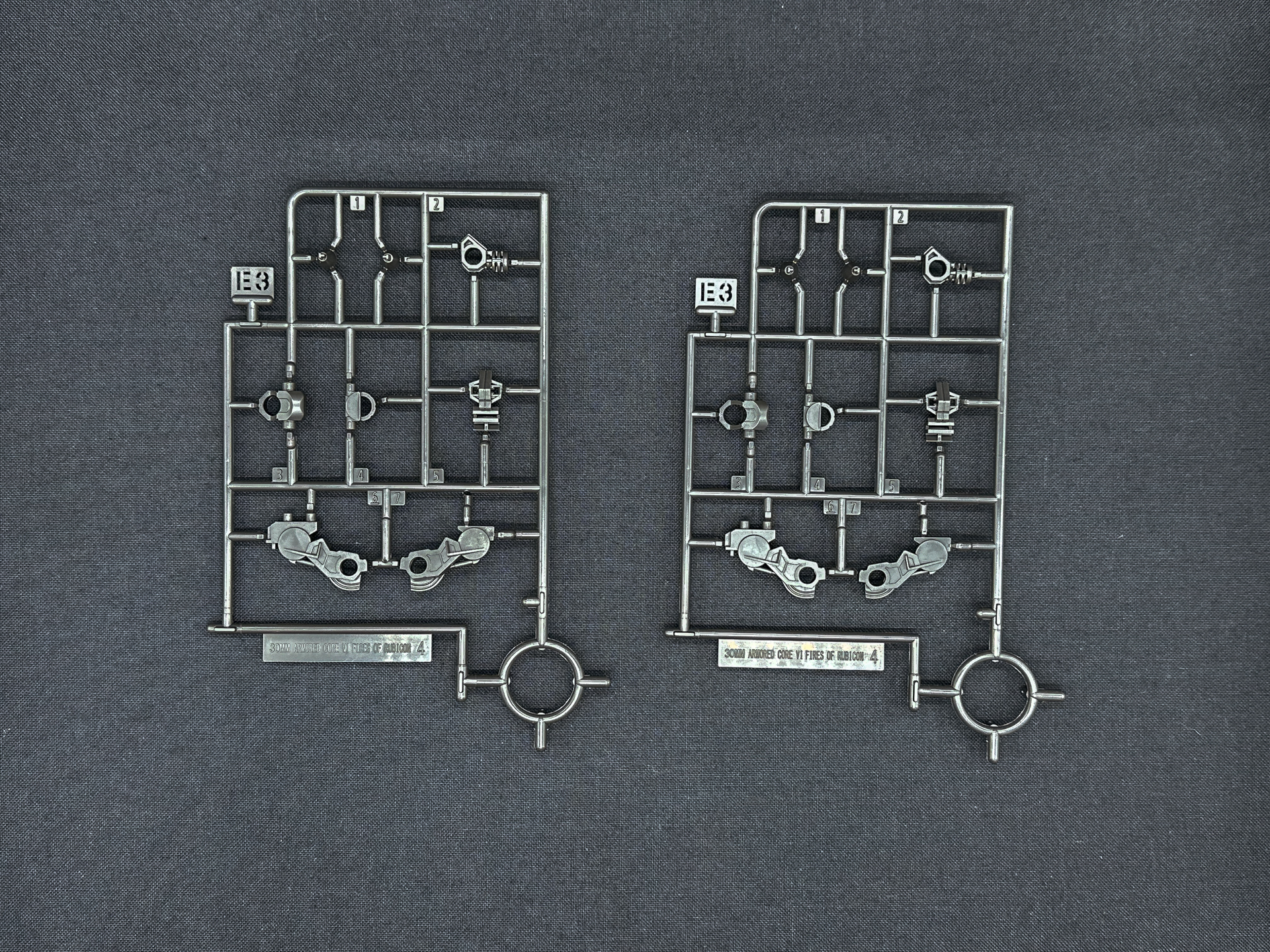 E3ランナーは同一形状のランナーが2枚付属されており脚部のフレームが成型されています。