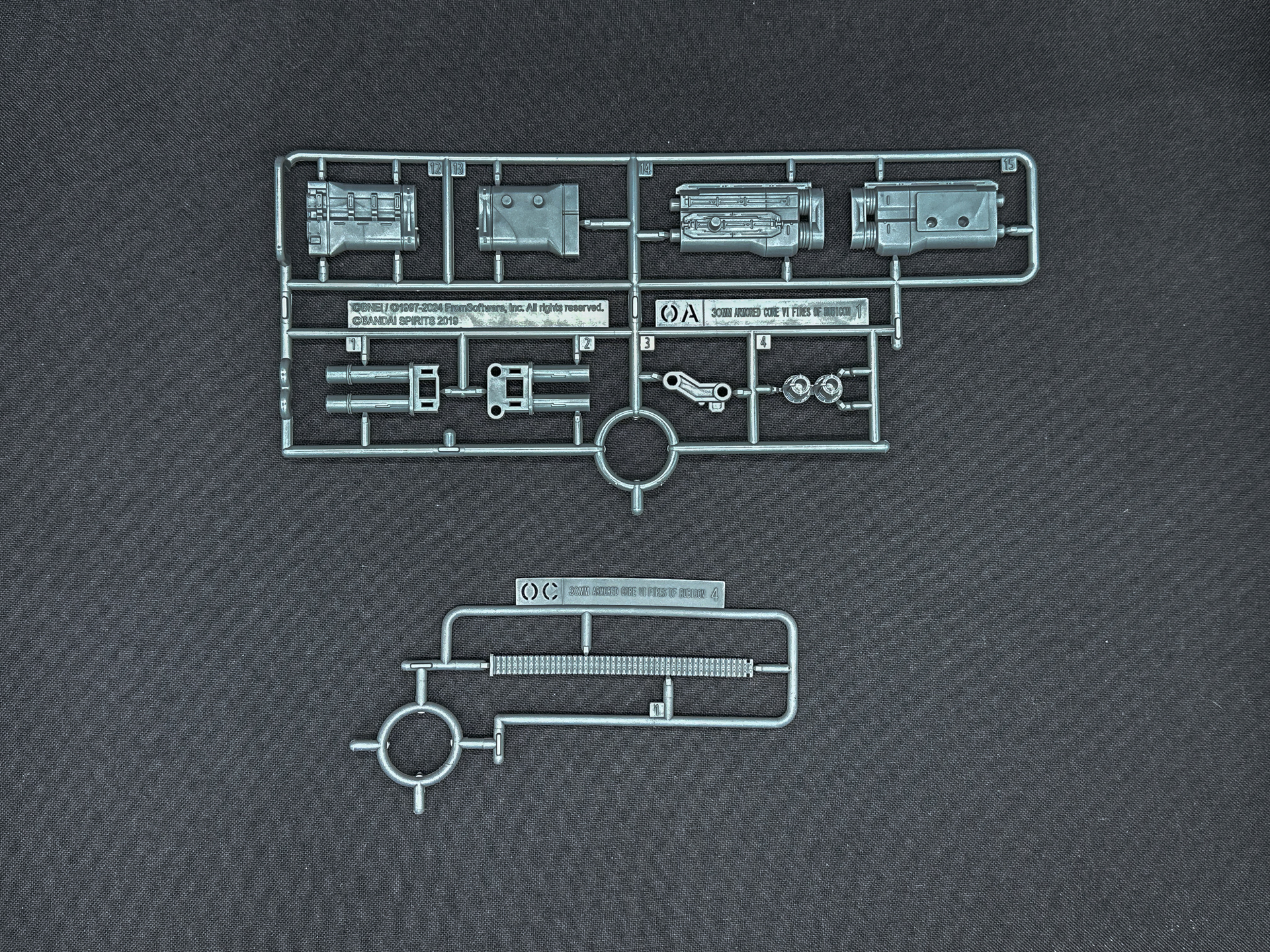 OAランナーは肩部グレネードキャノンを構成し、OCランナーはガトリングガンの弾帯を整形しています。