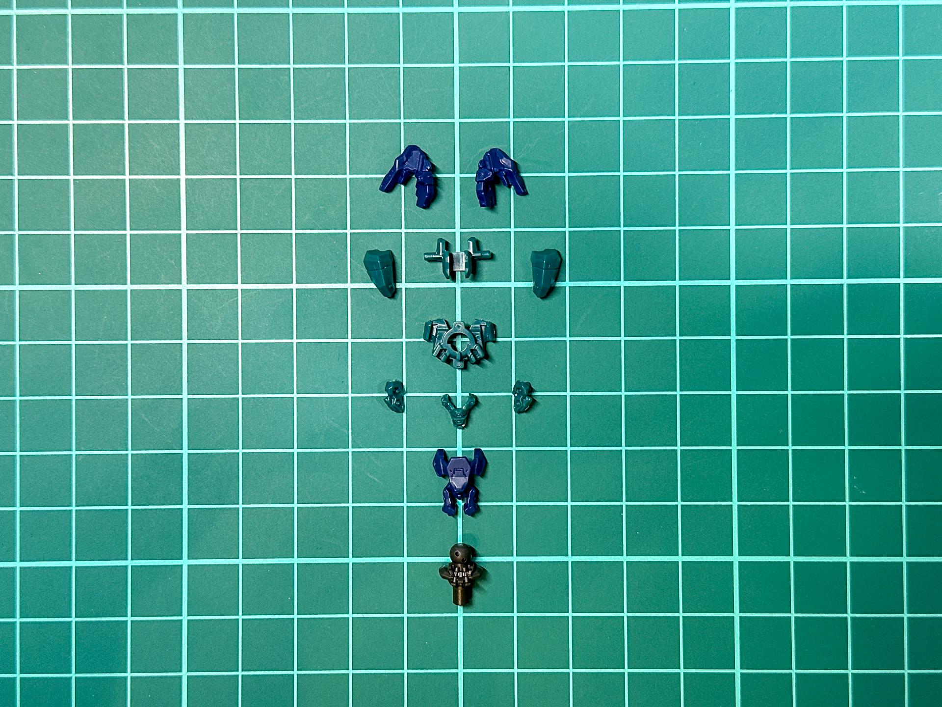 組み立て前の頭部パーツ。全11パーツにて構成されており、RGガンプラと同等の細かいパーツ分割がされています。