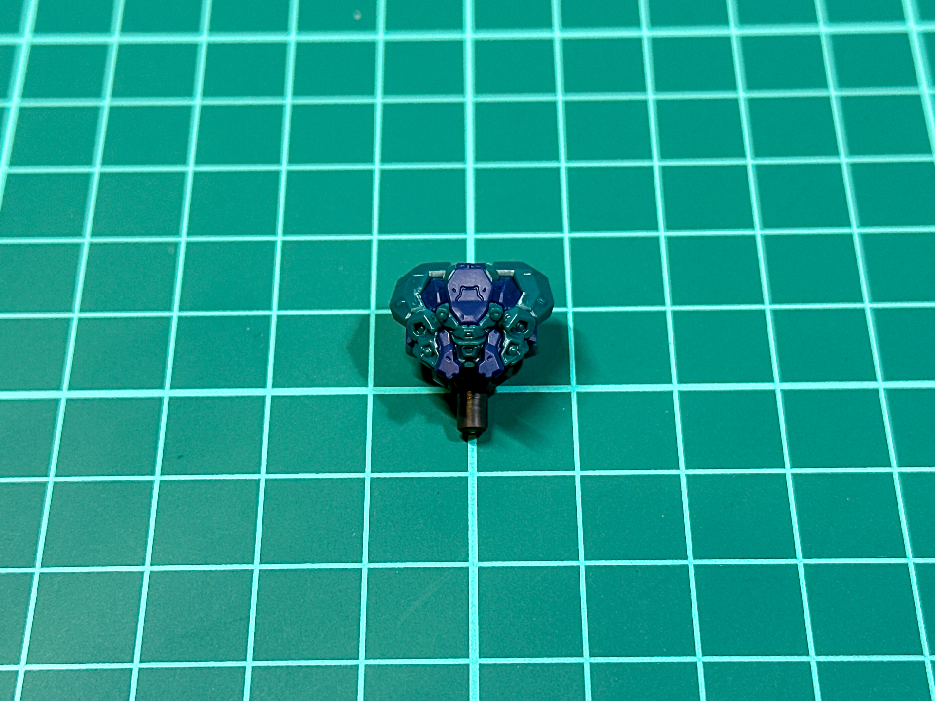 組み立てが完了した頭部パーツ。クモを彷彿とさせるデザインです。