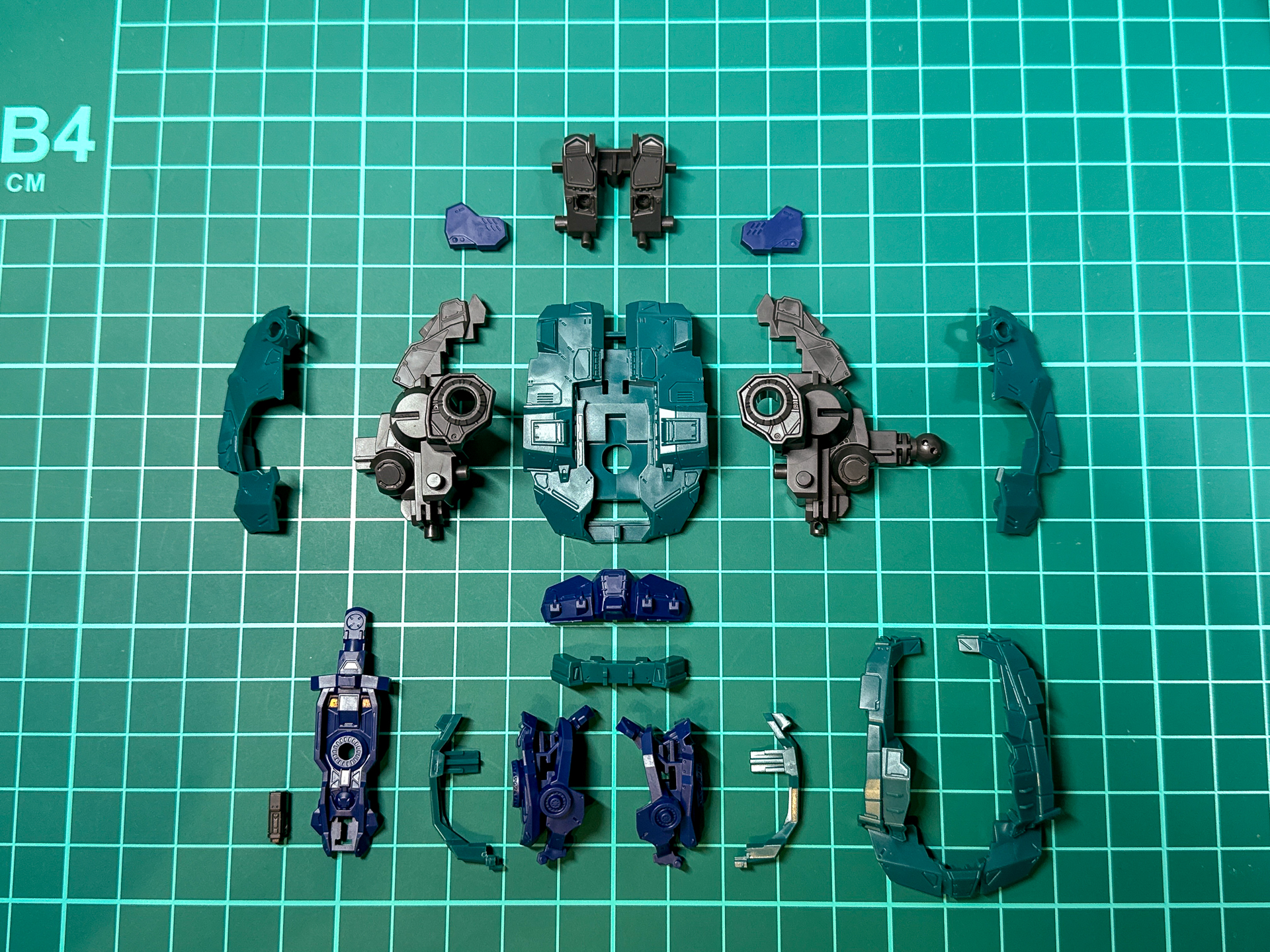 パーツ状態での胴体パーツ。全17パーツで構成されており、ダークグレーのフレームパーツに外装を被せて組み立てていきます。