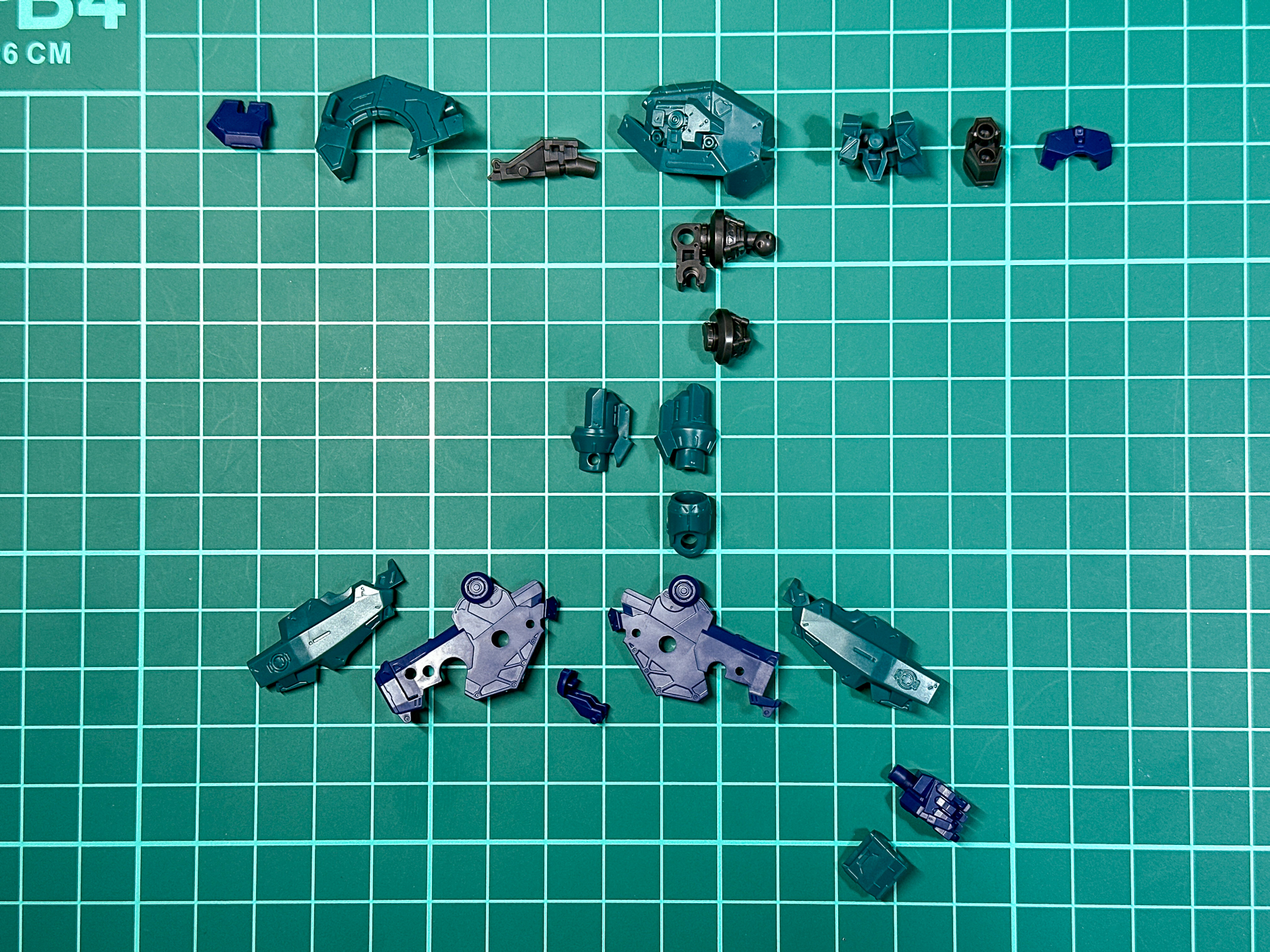 組み立て前の腕部パーツ。左右ともに19パーツにて構成されています。