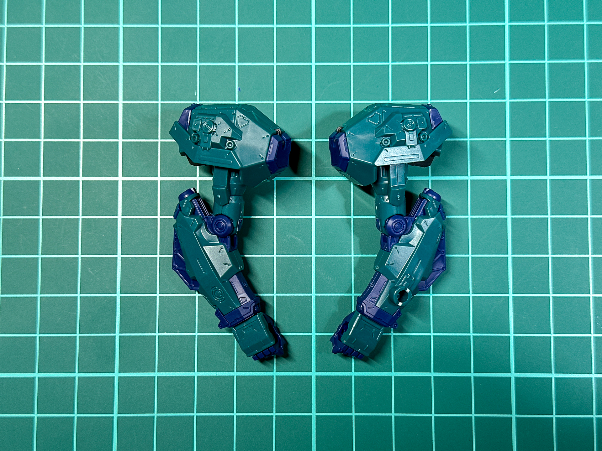 腕部パーツは左右で腕部武装の接続ジョイントの有無が異なります。