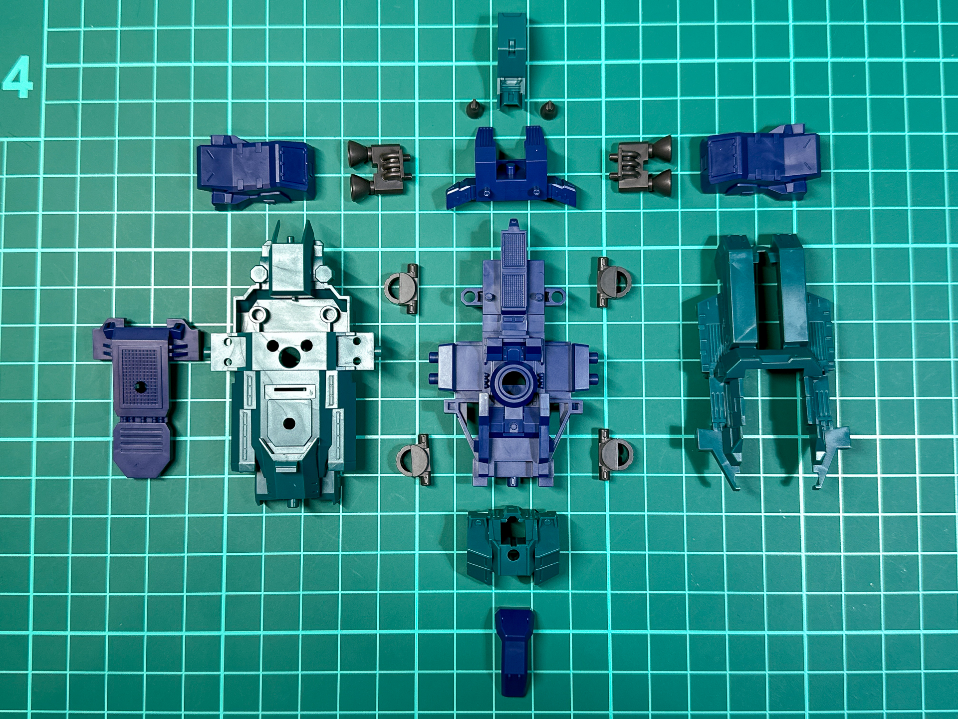 組み立て前の脚部基部。本キットの中でも大型のパーツにて構成されています。