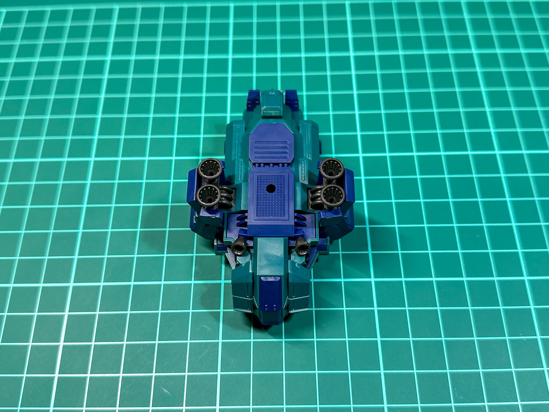 組み立て後の脚部基部にはアクションベース接続用ジョイント孔が搭載されています。