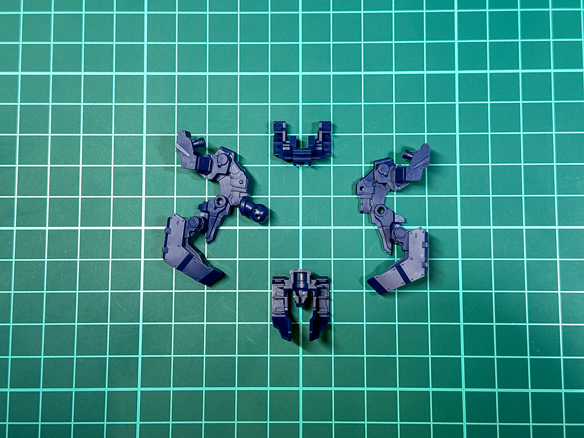 組み立て前の足部。足裏が別パーツになっています。