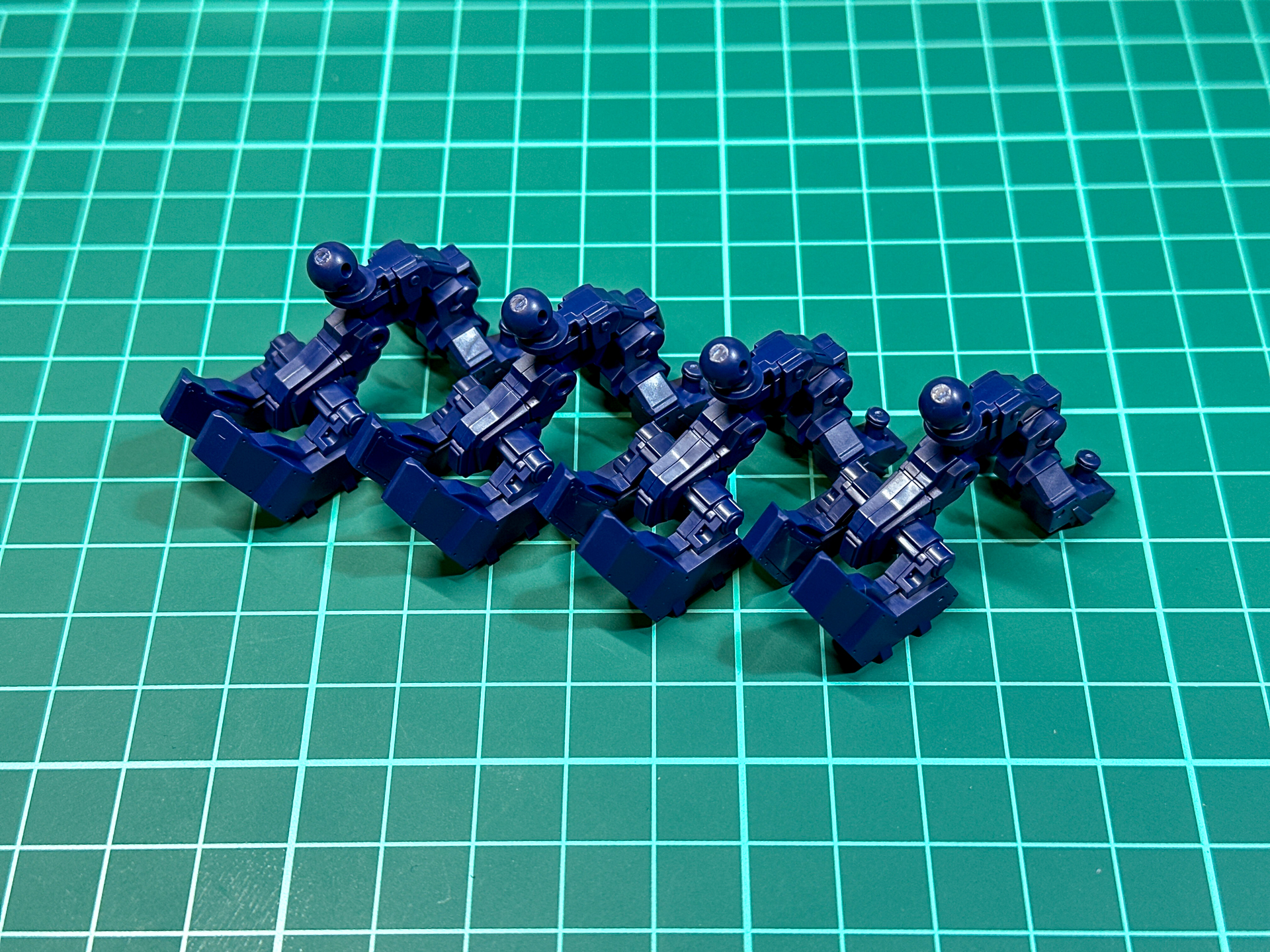 組み立てが完了した足部パーツ。4か所すべて同一形状となっています。