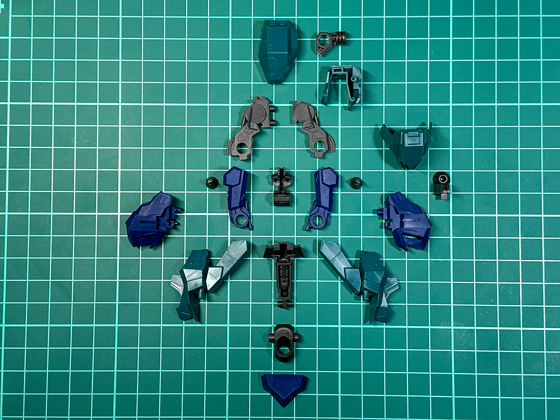 パーツ状態での右前脚。左前脚は左右対称形状となっています。