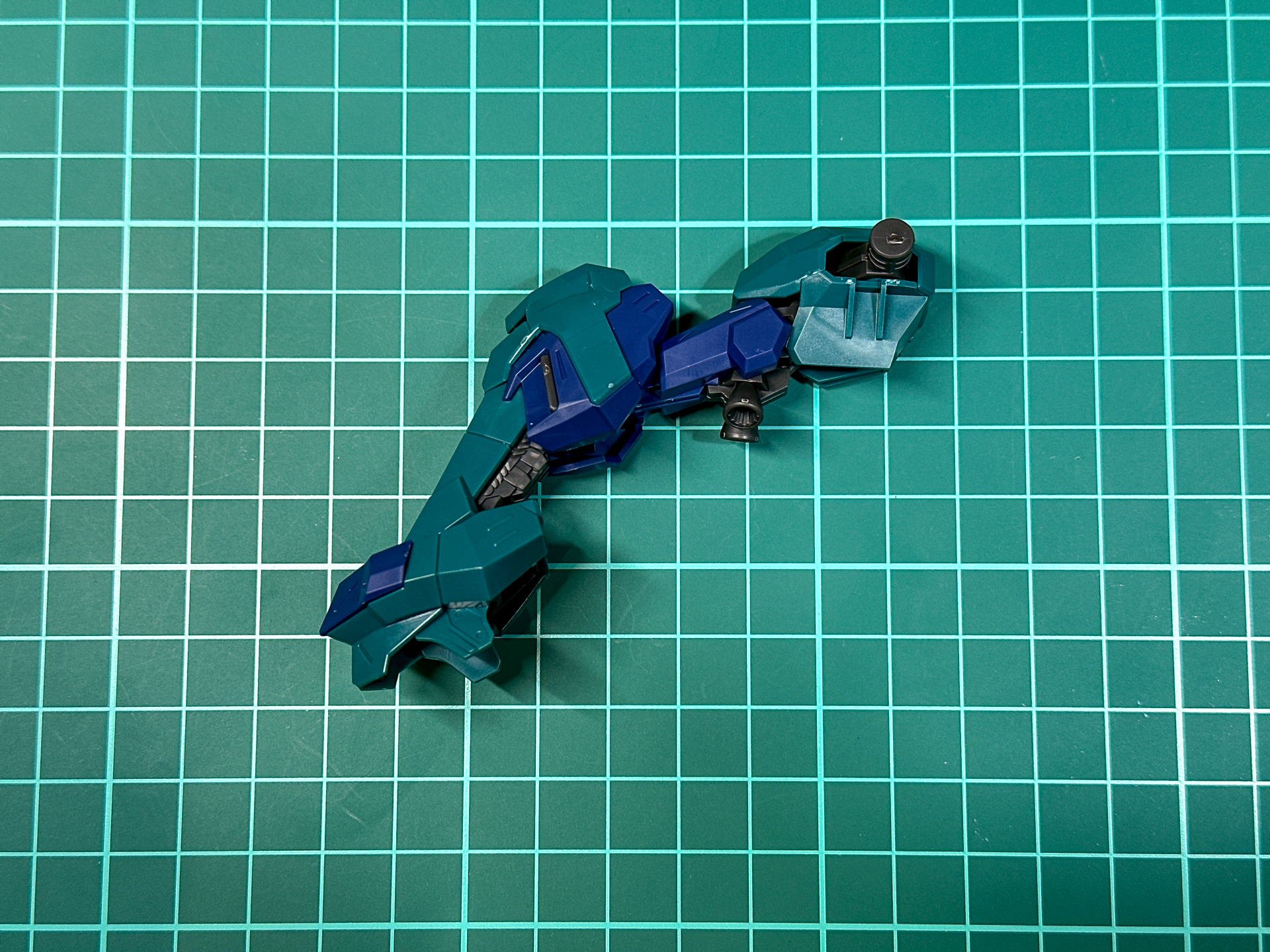 組み立てが完了した前脚。膝を伸ばした状態でも膝関節に角度が付いています。