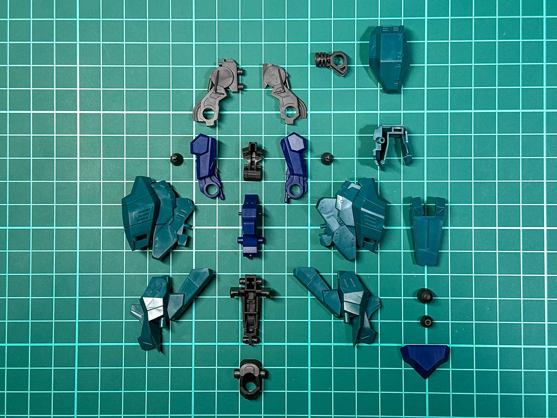 組み立て前の後脚。前脚と比較し、膝関節部のパーツが大型化しています。