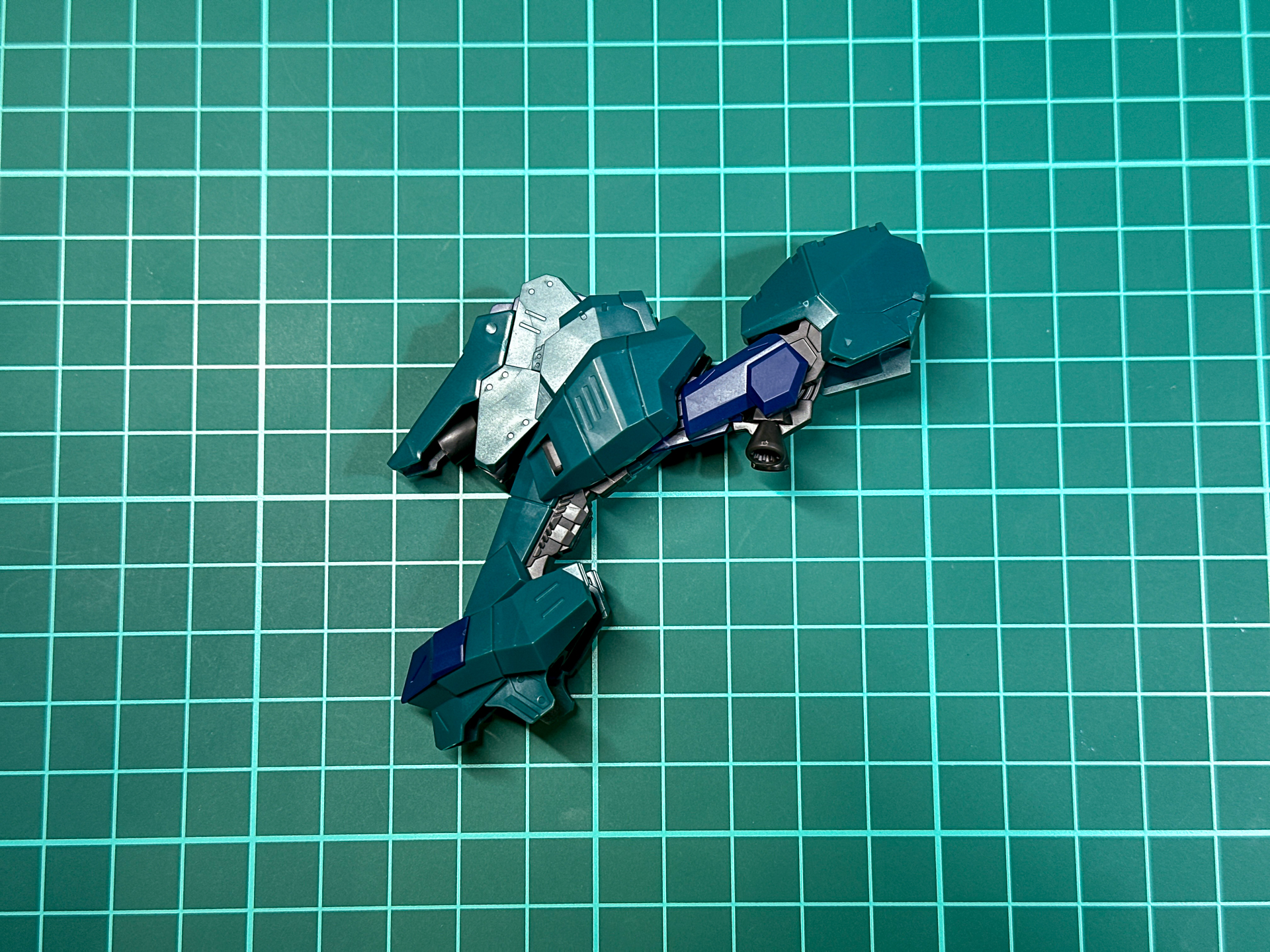 組み立て後の後脚。前脚と同様に膝を伸ばした状態でも膝関節に角度が付いています。