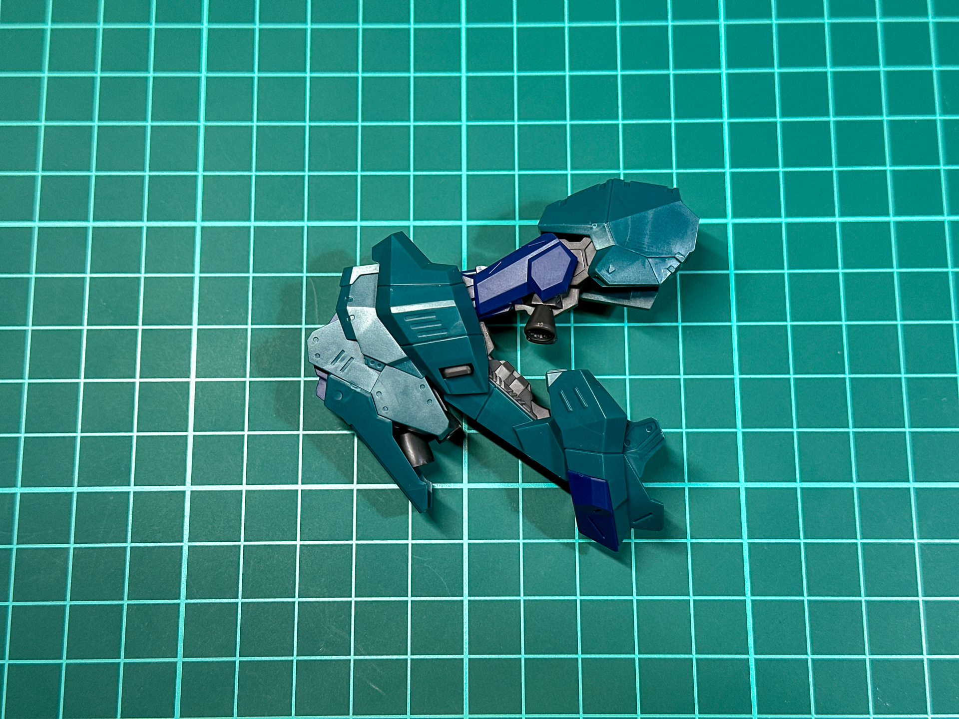 後脚の膝関節も前脚と同様に90度ほど可動します。