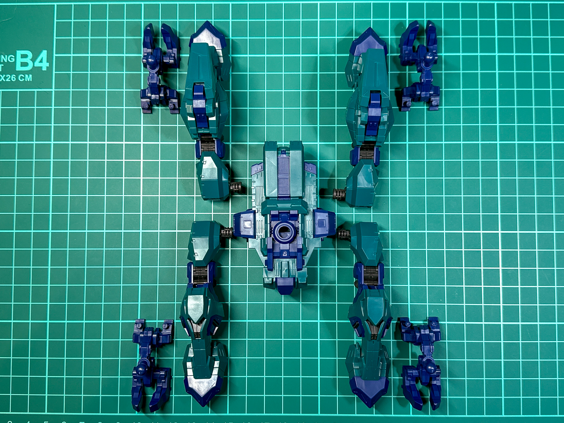 一体化前の脚部パーツ。各部の接続はボールジョイントによる接続となっています。