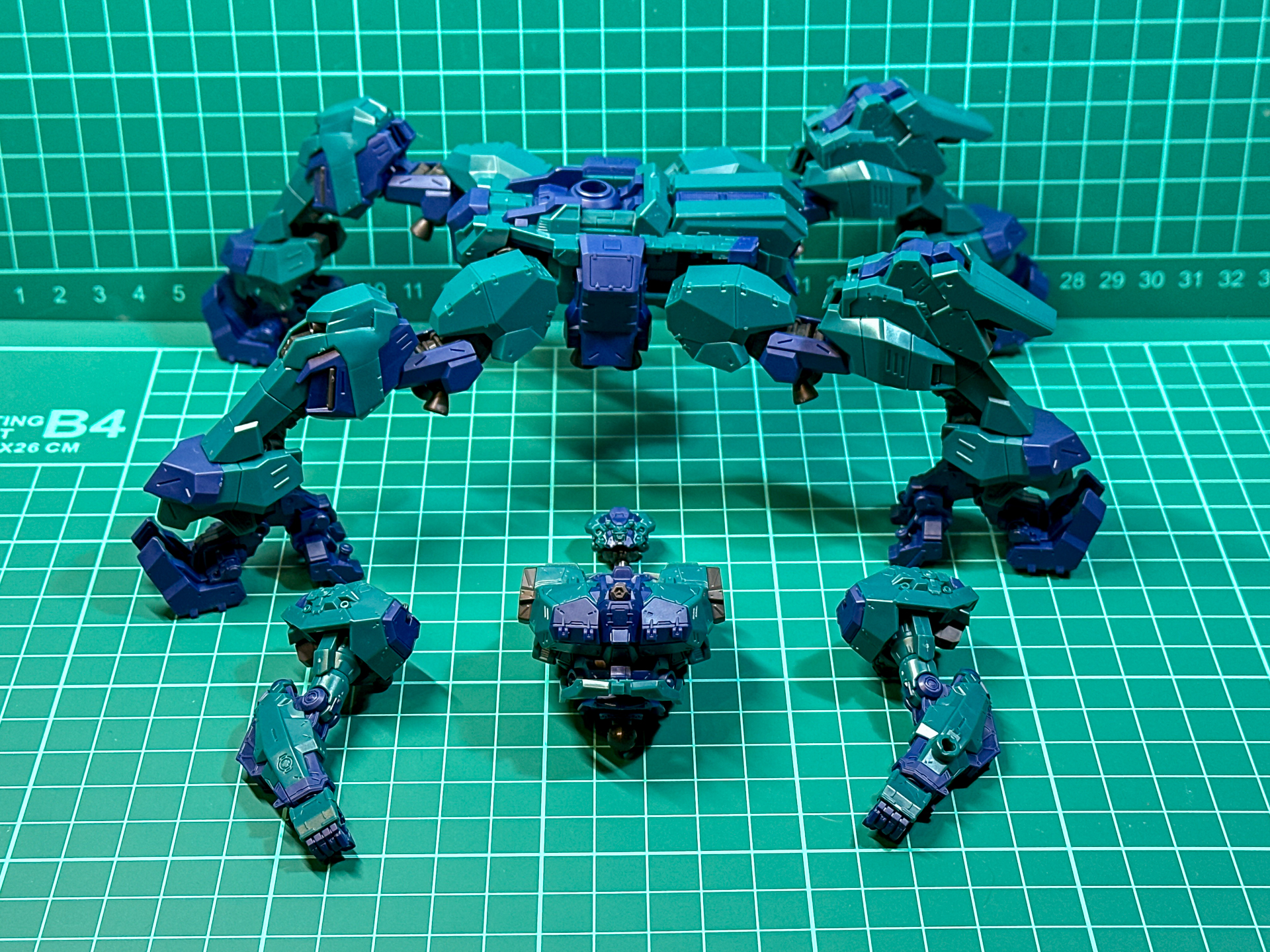 一体化前のライガーテイル。脚部パーツの大きさが際立ちます。