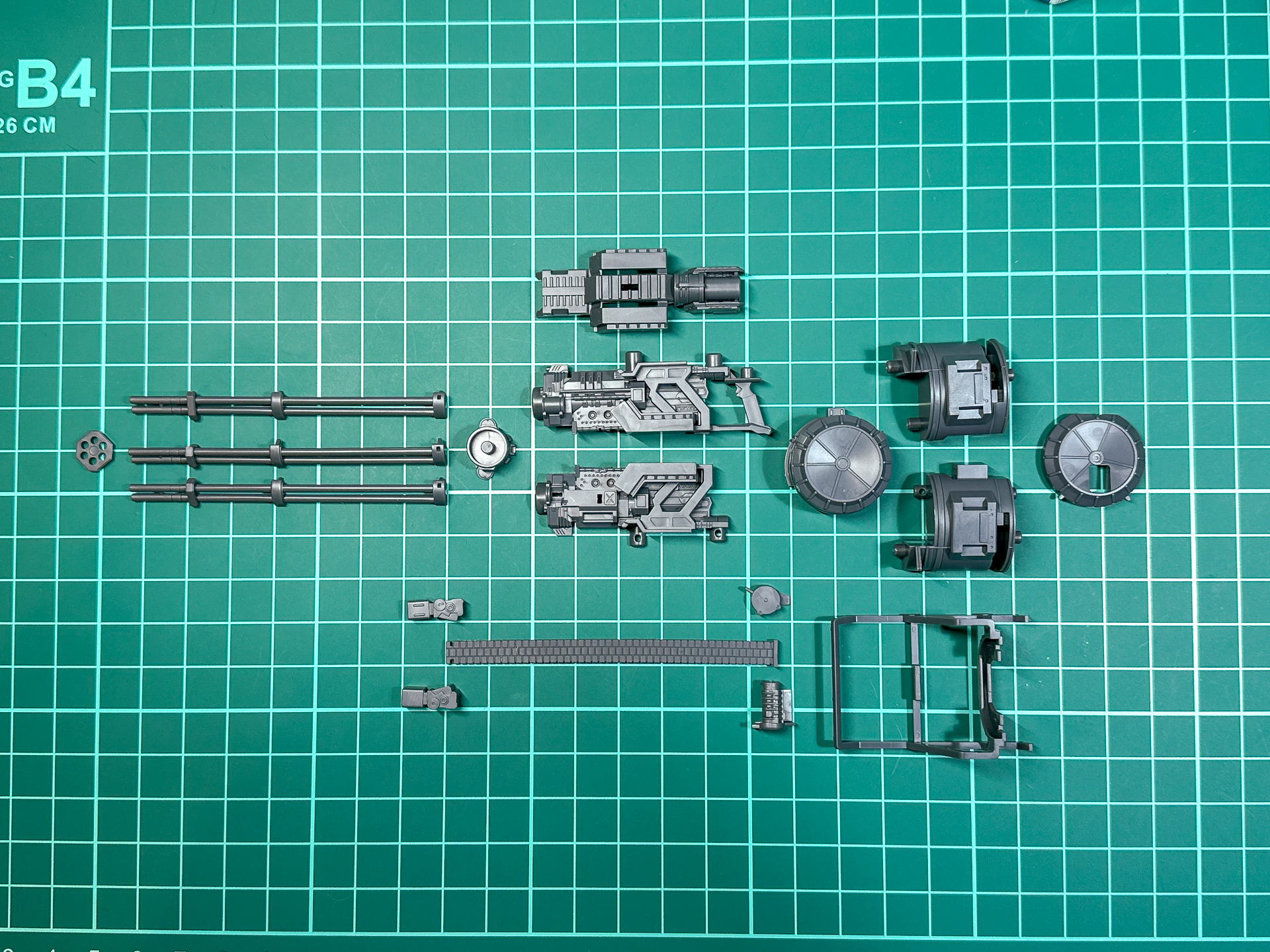 パーツ状態でのガトリングガン。銃身1本1本がしっかりと造形された3分割のパーツ割となっています。