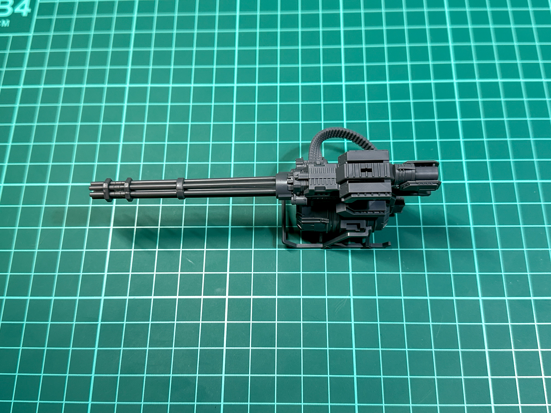 組み立てが完了したガトリングガン。銃下面の弾倉部分にはスタンドが採用されているため、ガトリングガン単体で自立することが可能です。