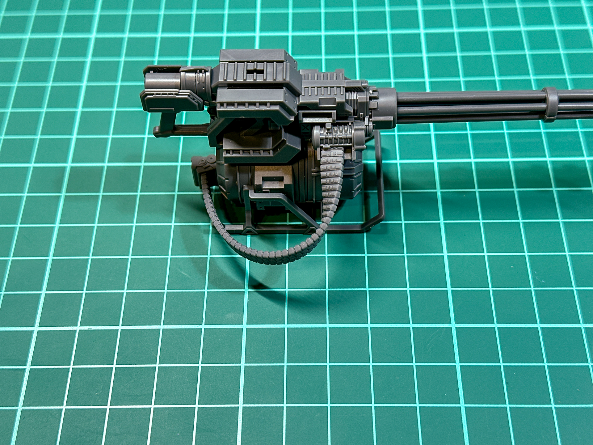 弾帯は軟質樹脂にて成型されているため、三次元な曲面を持ったデザインとなっています。