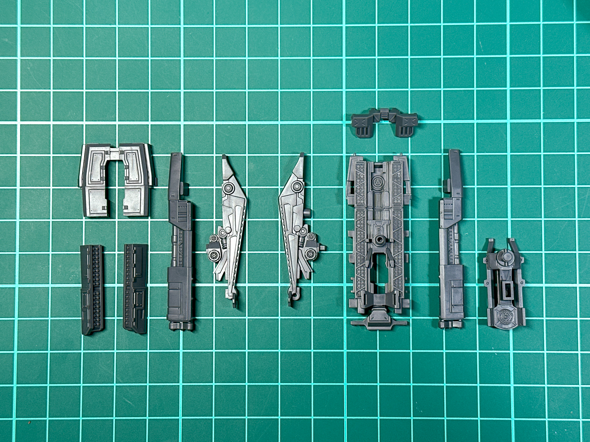 組み立て前の炸裂弾投射器。腕部パーツに接する面も細かいモールドが施されています。