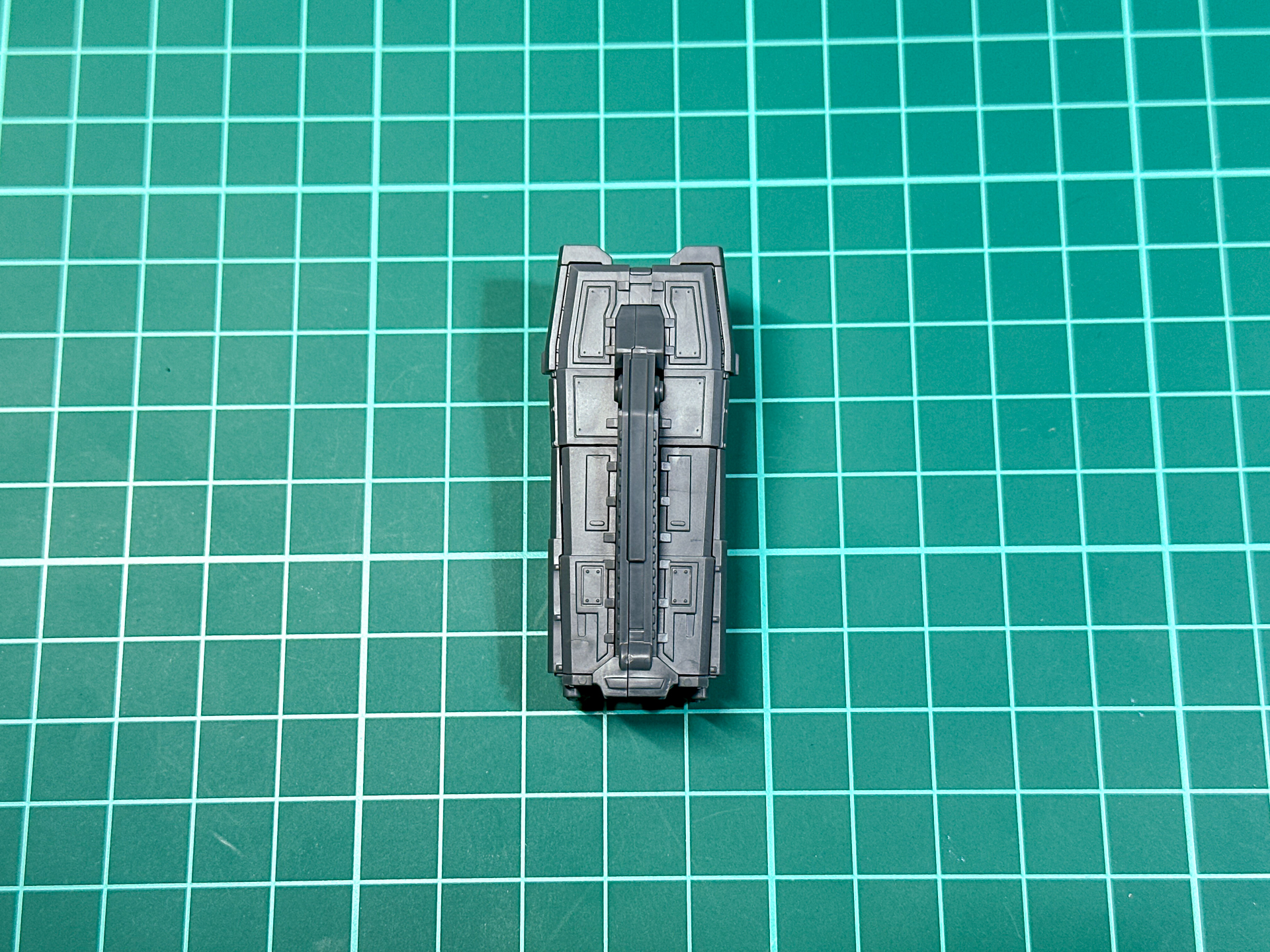 組み立てが完了した炸裂弾投射器。腕部接続ジョイントには角度を固定するダボが採用されています。