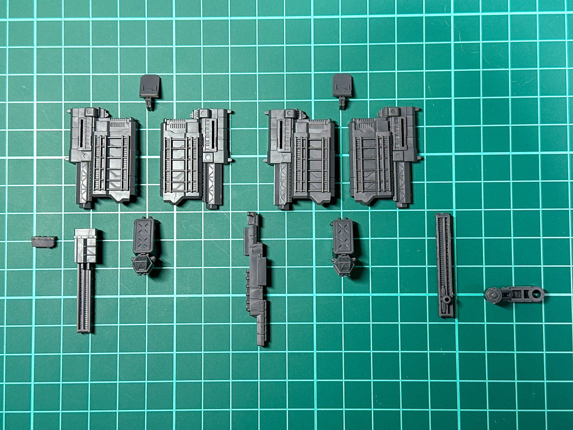 パーツ状態での分裂ミサイル。全13パーツにて構成されています。