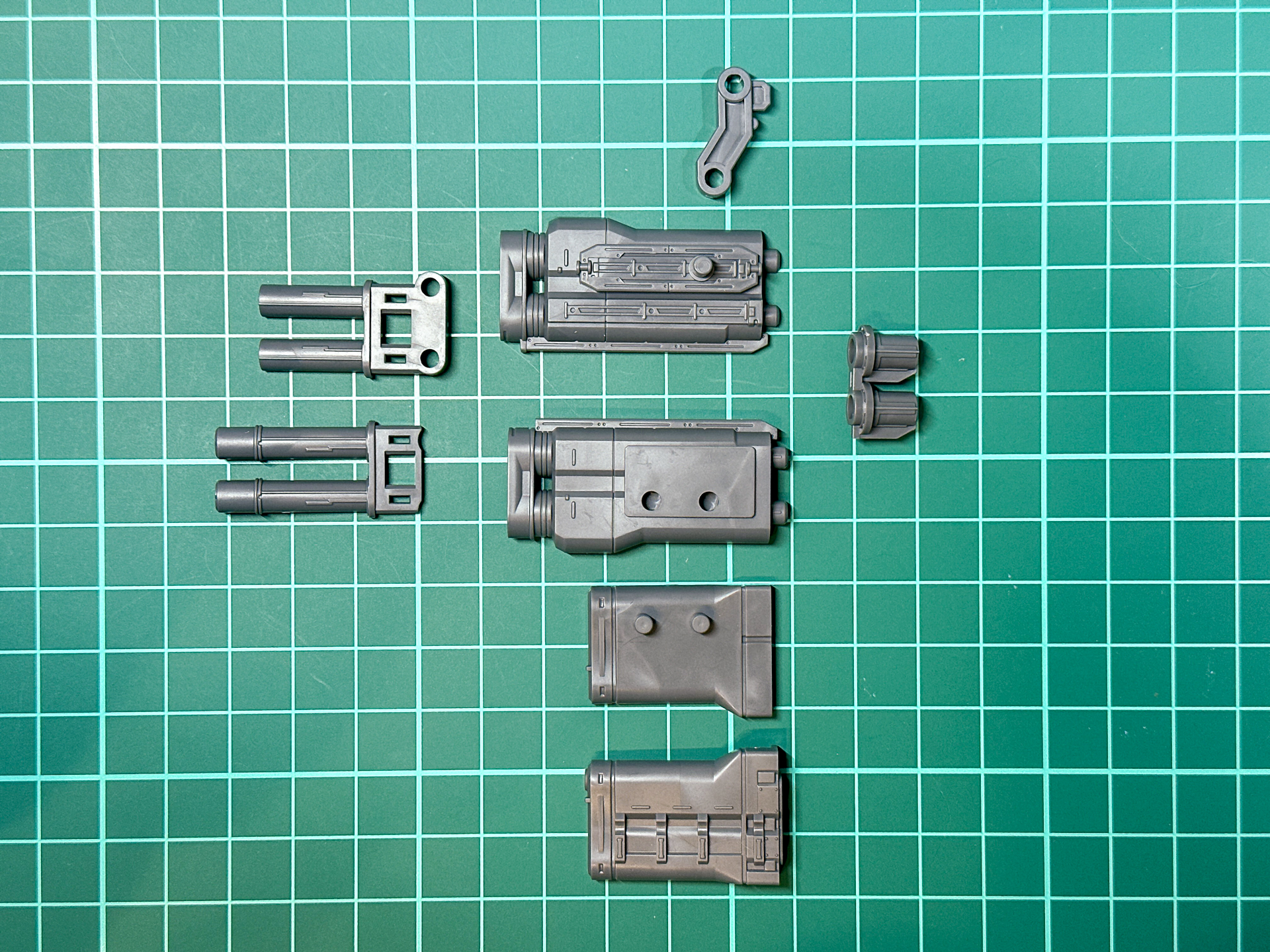 組み立て前のグレネードキャノン。左右対称であるものの、パーツ構成はナイトフォールと同様の内容になっています。