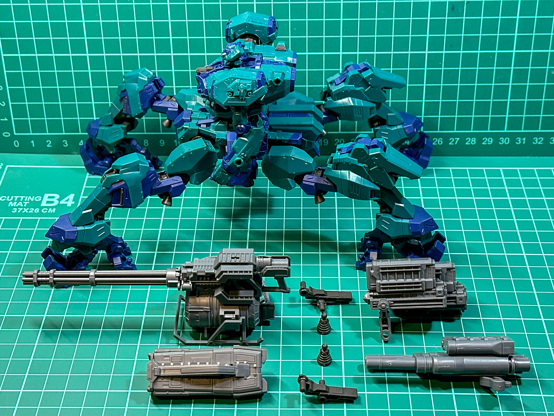 ライガーテイルと武装パーツ。右腕武装のガトリングガンが最も大きくインパクトがあります。