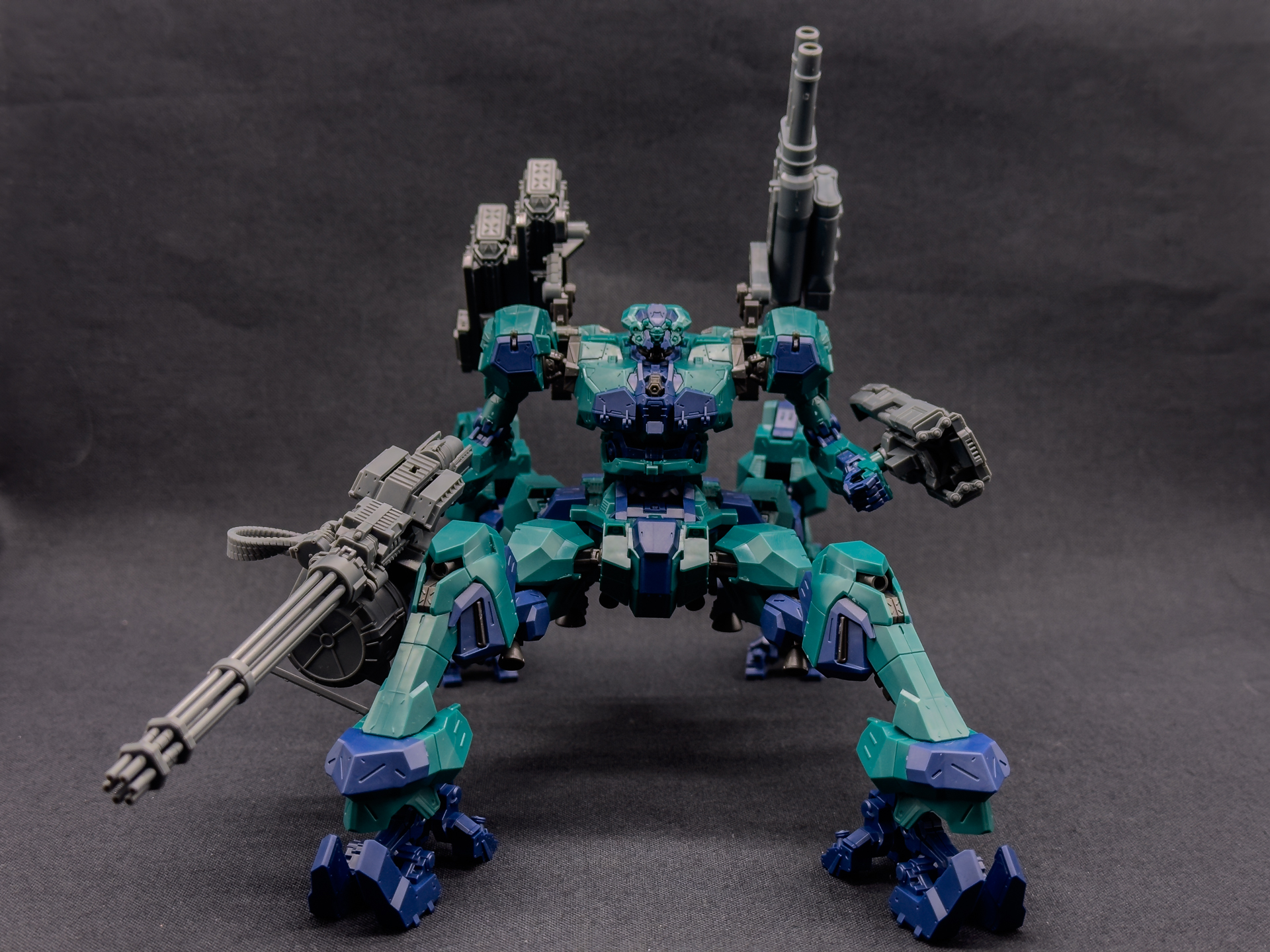 ライガーテイルは四脚型となっているので下半身が大きい造形となっています。