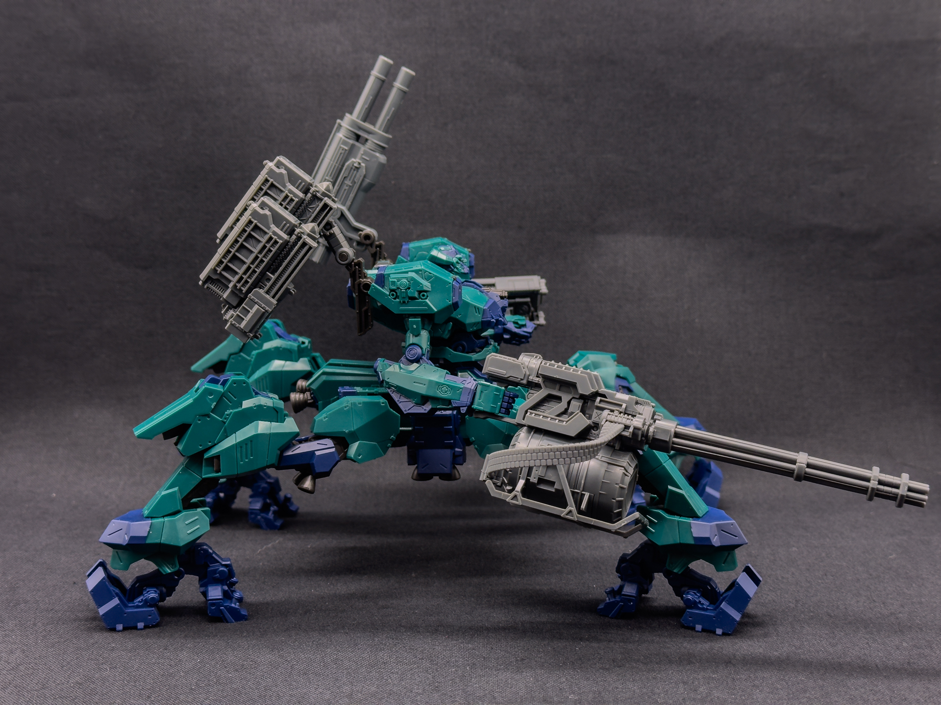 右腕武装のガトリングガンは腕部パーツより大きな造形となっています。