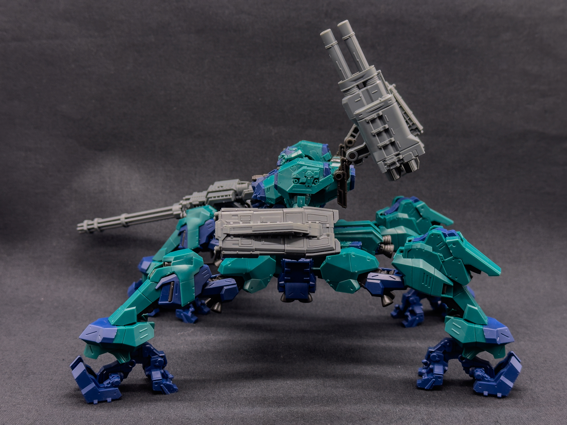 左腕には炸裂弾投射器を装備しています。