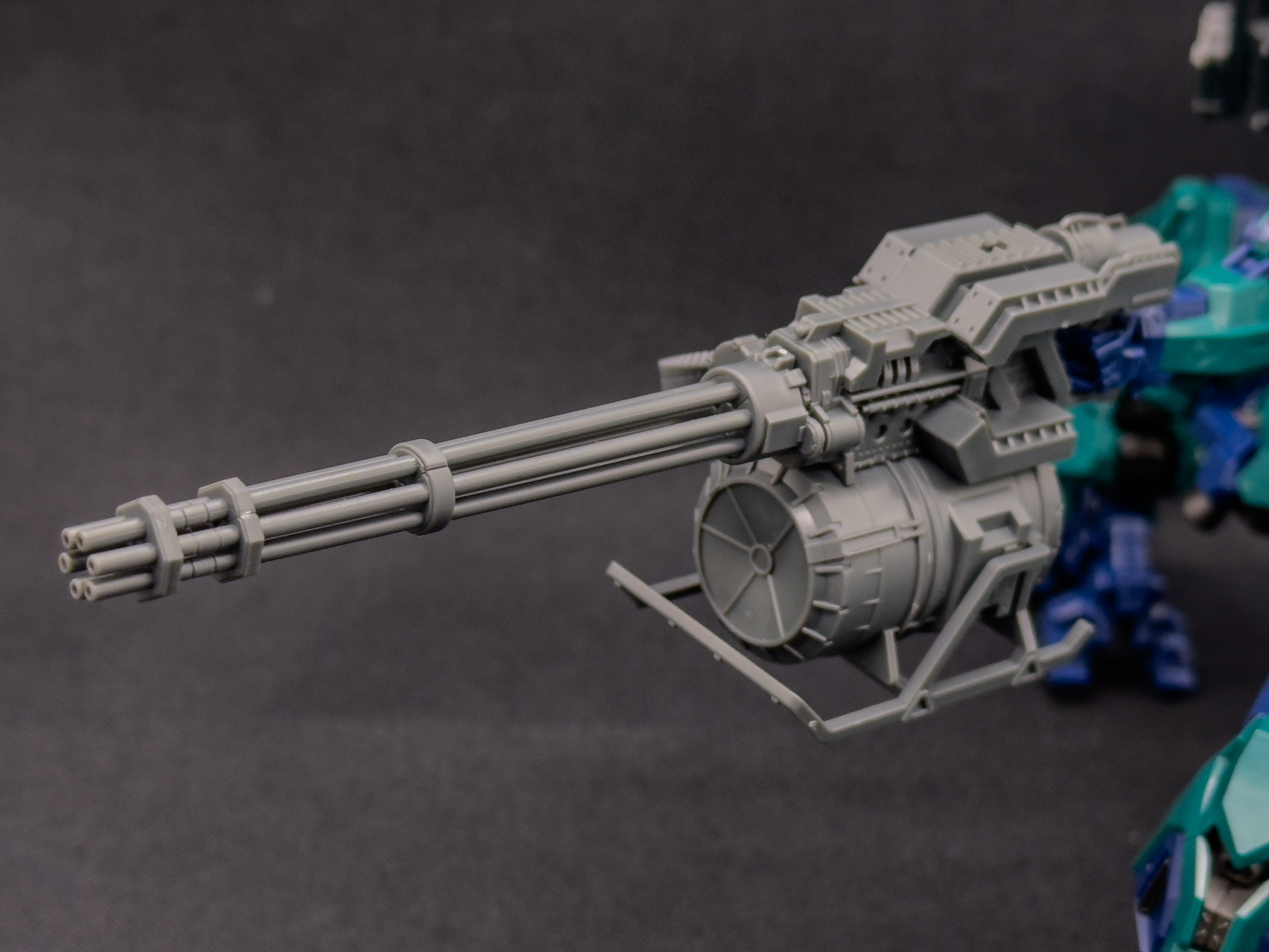 ガトリングガン「DF-GA-08 HU-BEN」。腕部よりも大きな造形となっています。