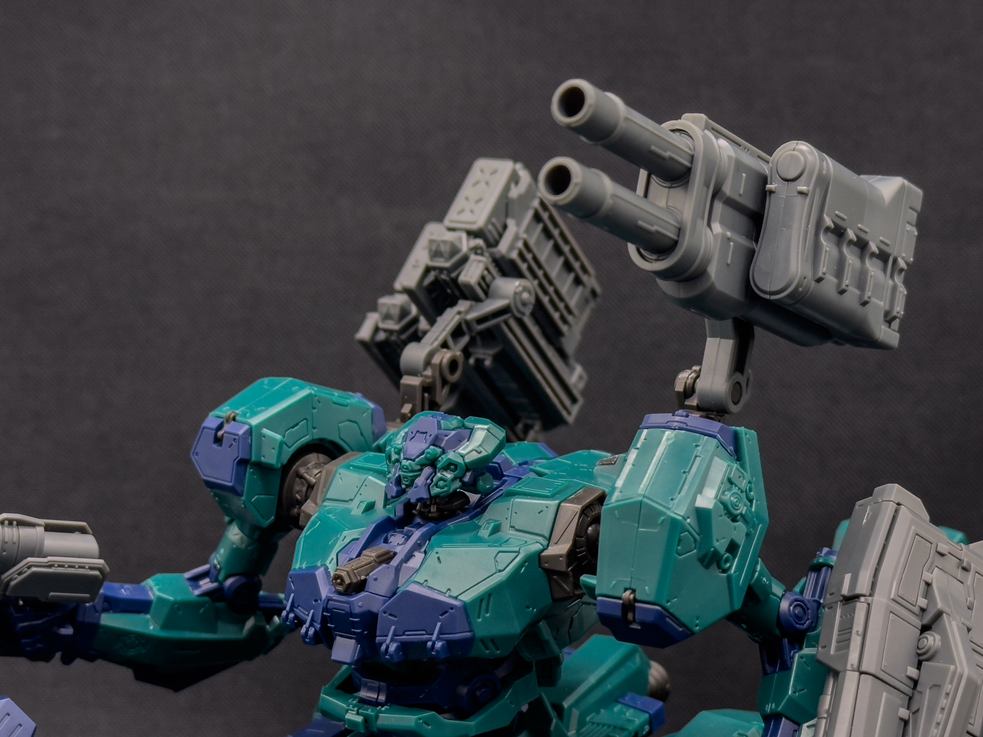 グレネードキャノン「SONGBIRDS」。ナイトフォールの右肩武装と対称形状となっています。