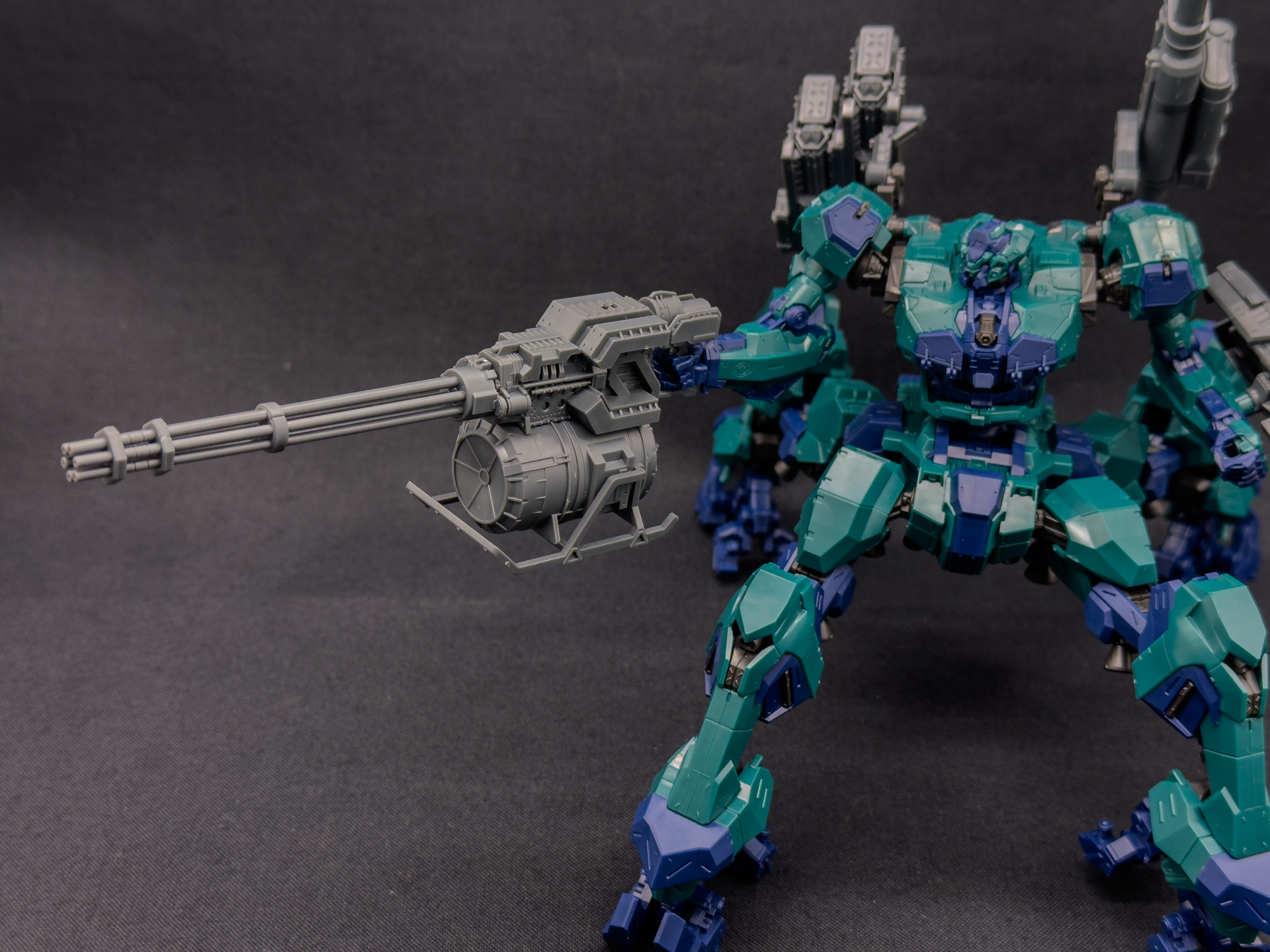 ガトリングガンは銃身下部に取り付けられた弾倉がガトリングガンの迫力をより強化されているように感じます。