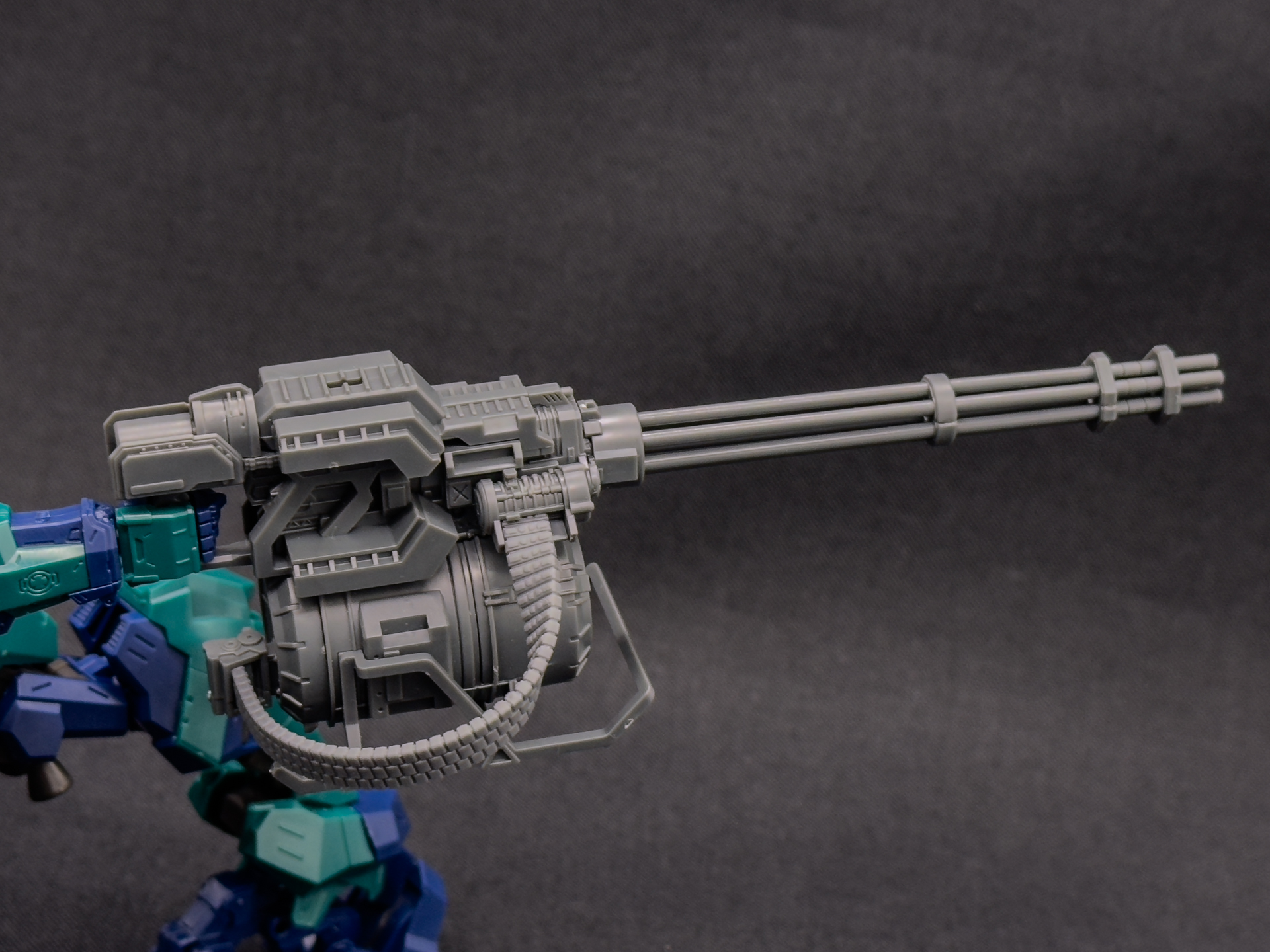 弾帯は軟質樹脂で成型されているため3次元的な曲面を持っています。