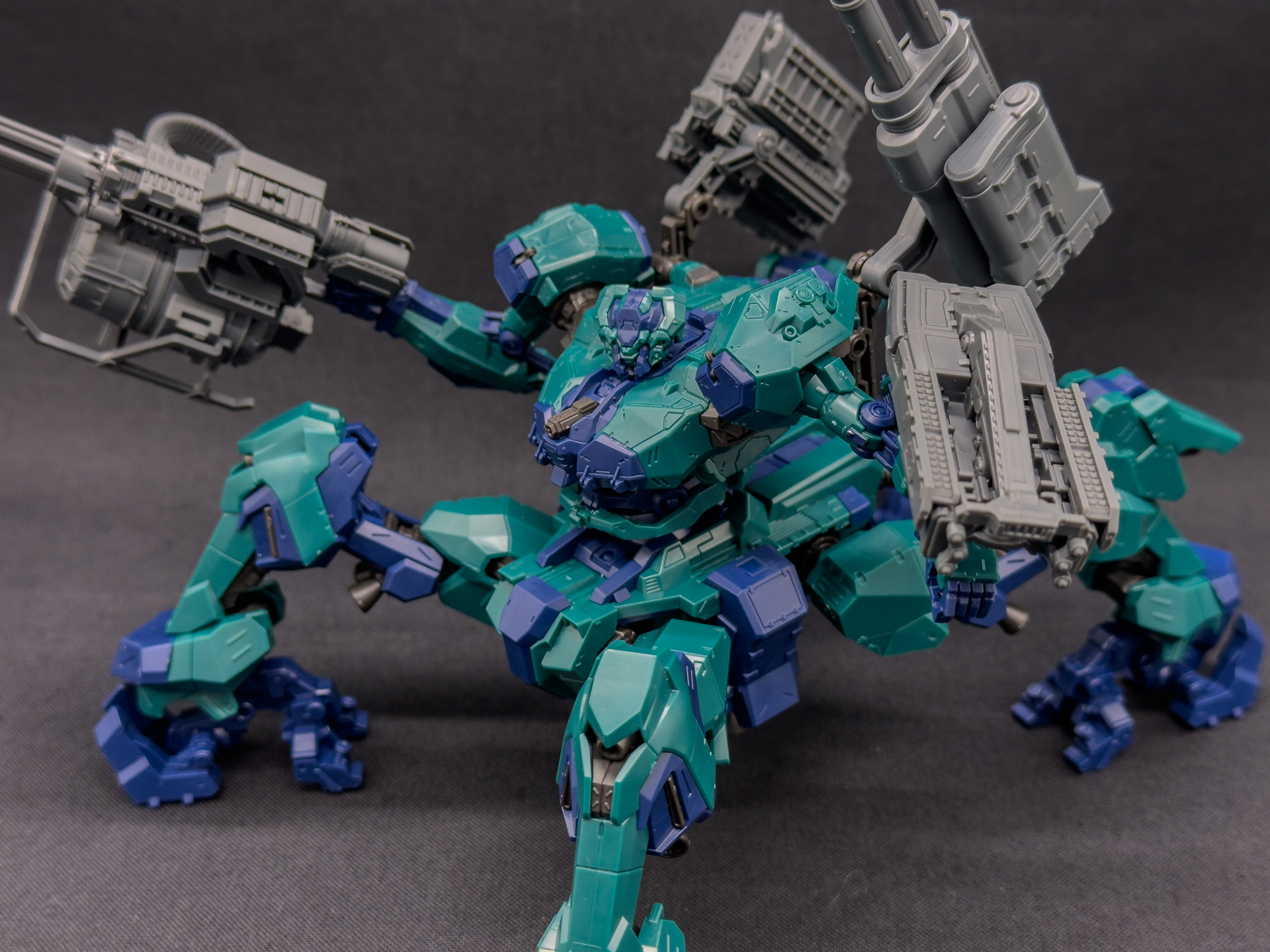 ハッチの展開はヒンジではなく、パーツの差し込み位置の変更によって行なうため、ポージング中にハッチが動いてしまう心配がありません。