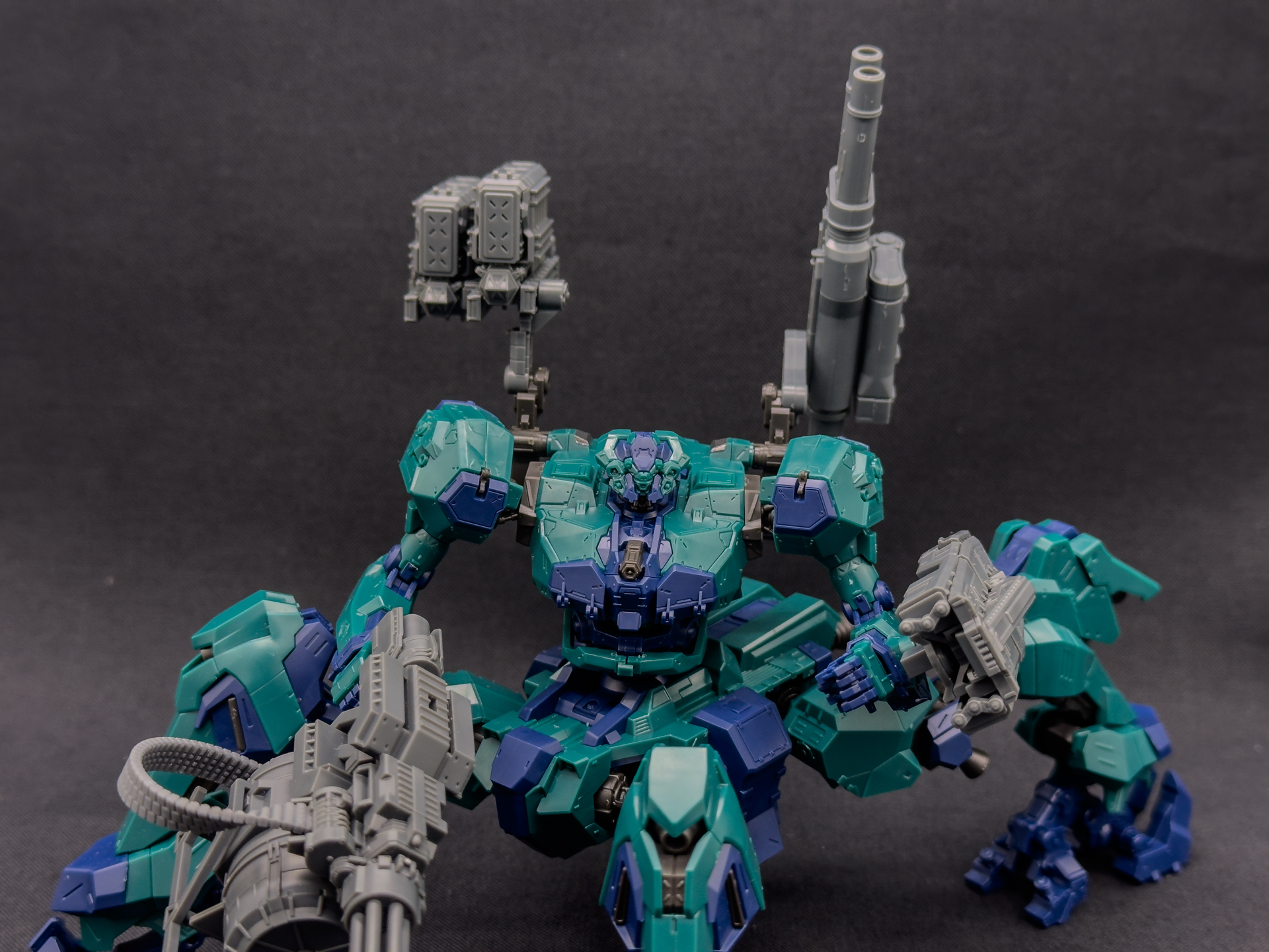 先端部分のハッチ部分が別パーツとなっているため正面に合わせ目が発生しない工夫がされています。