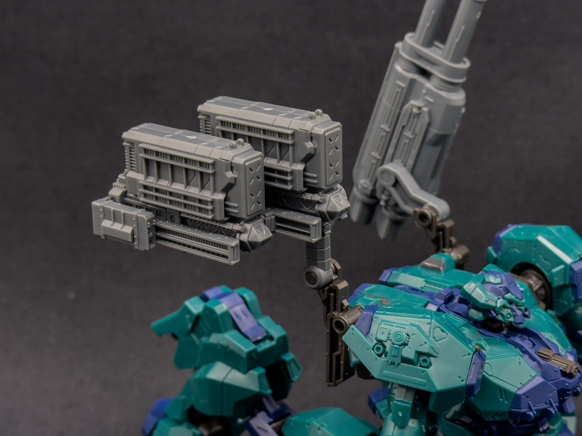 分裂ミサイル「BML-G2/P17SPL-16」。側面は並列ではなく若干前後にシフトさせたデザインとなっています。