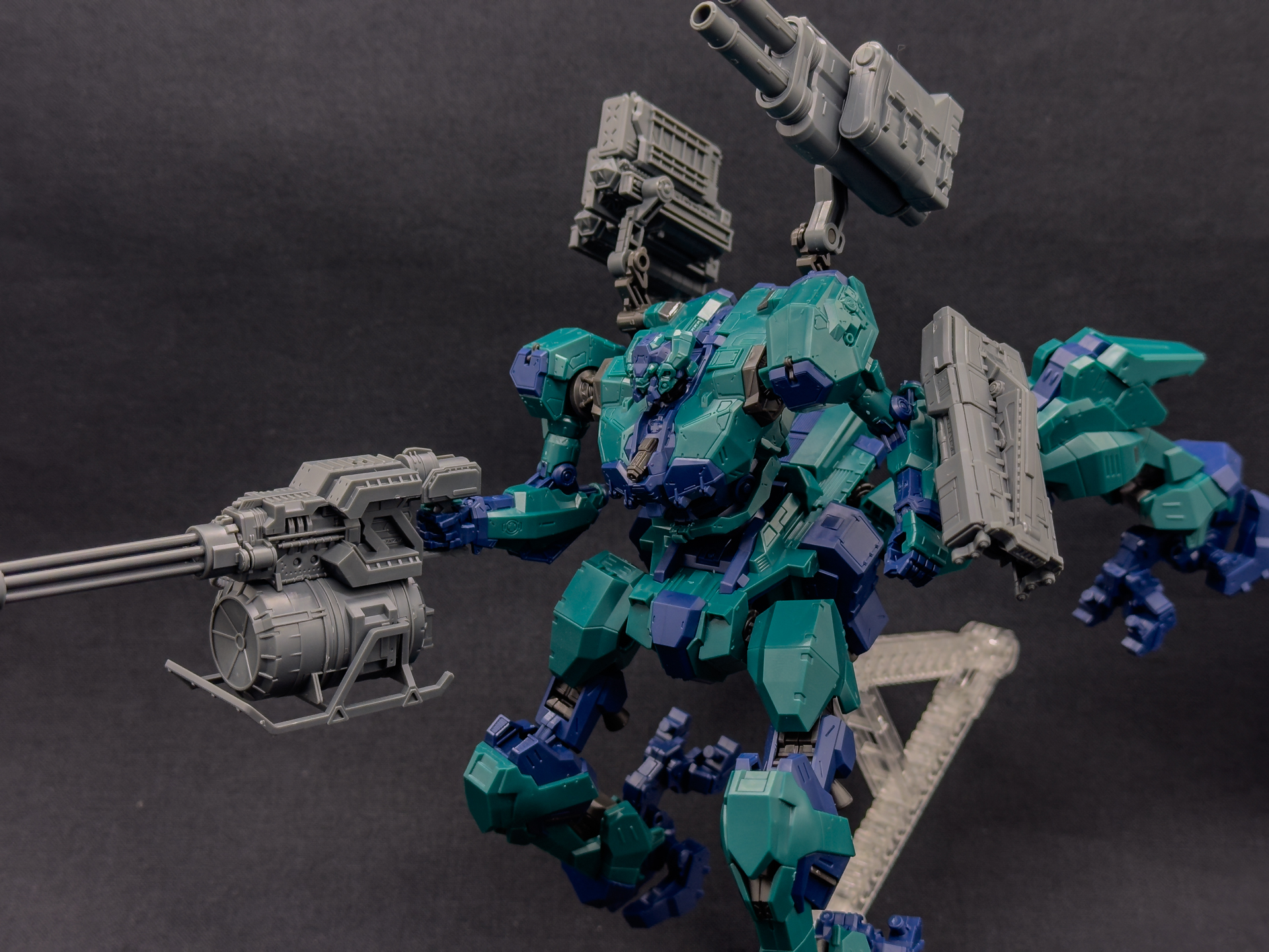 アクションベースを使用することで空中戦をイメージしたポージングも可能となっています。