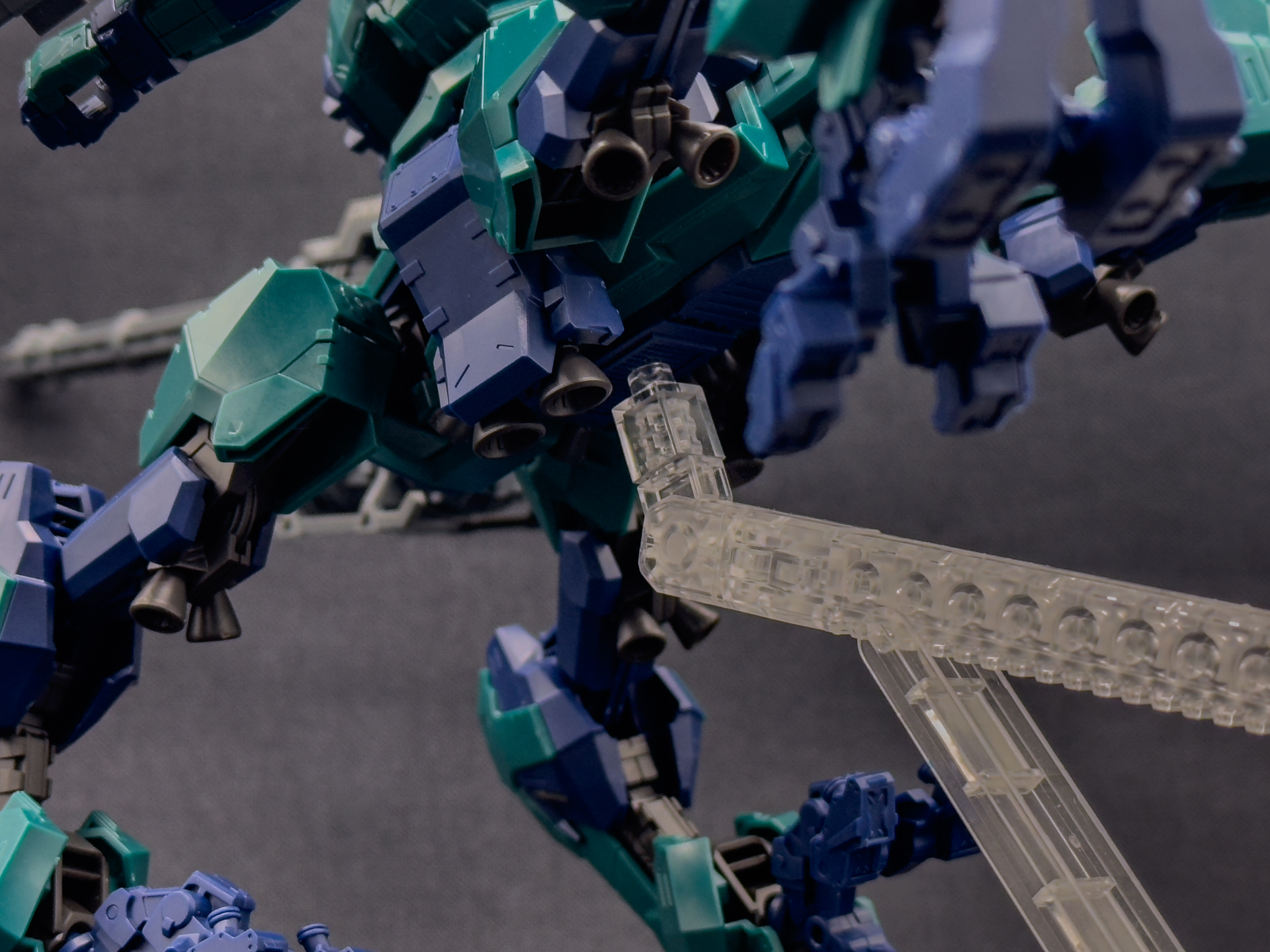 ジョイント孔は脚部基部に採用されています。