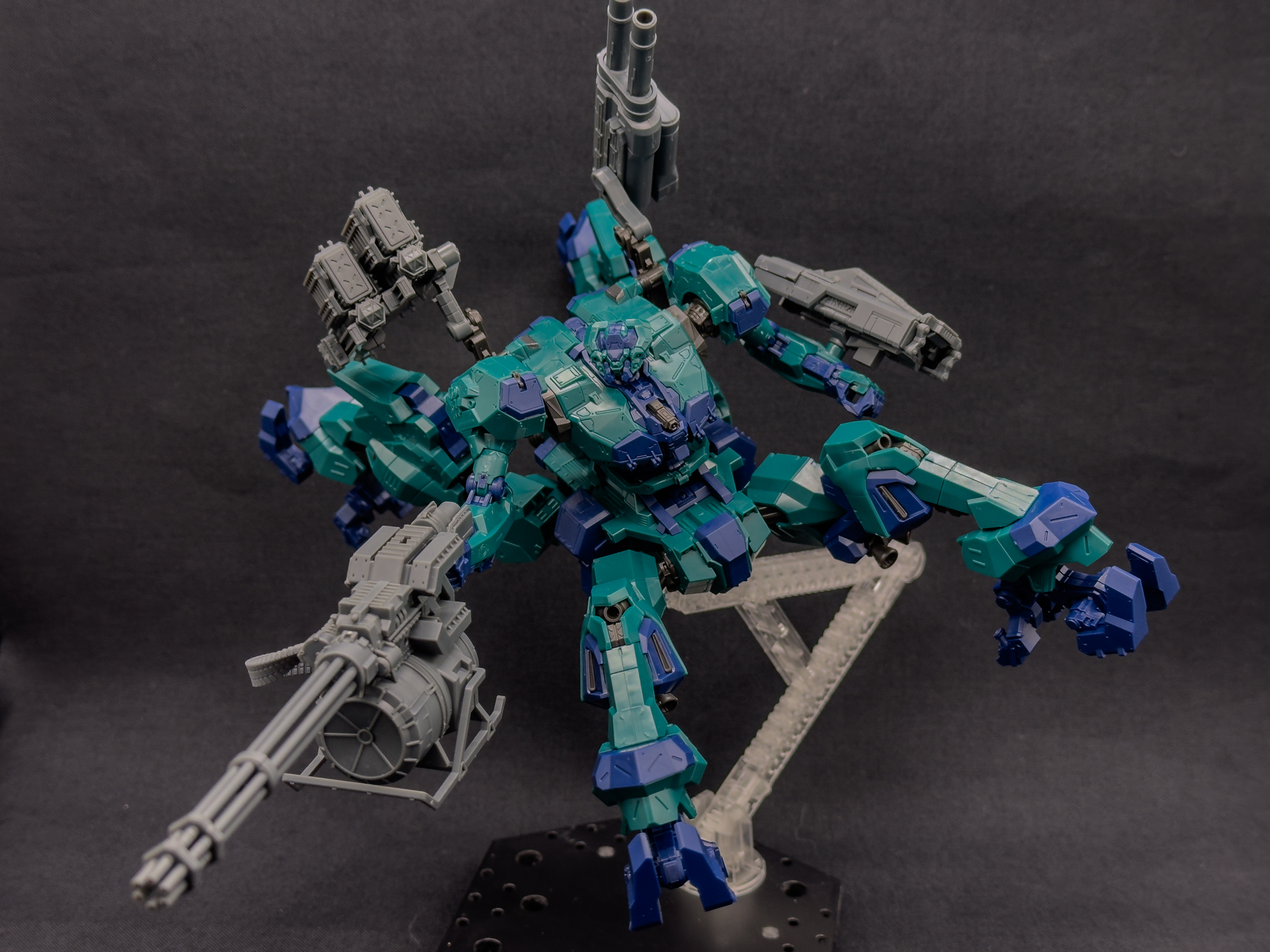 ホバリング状態で展示してみました。アクションベースで角度をつけることで躍動感のあるポージングができます。