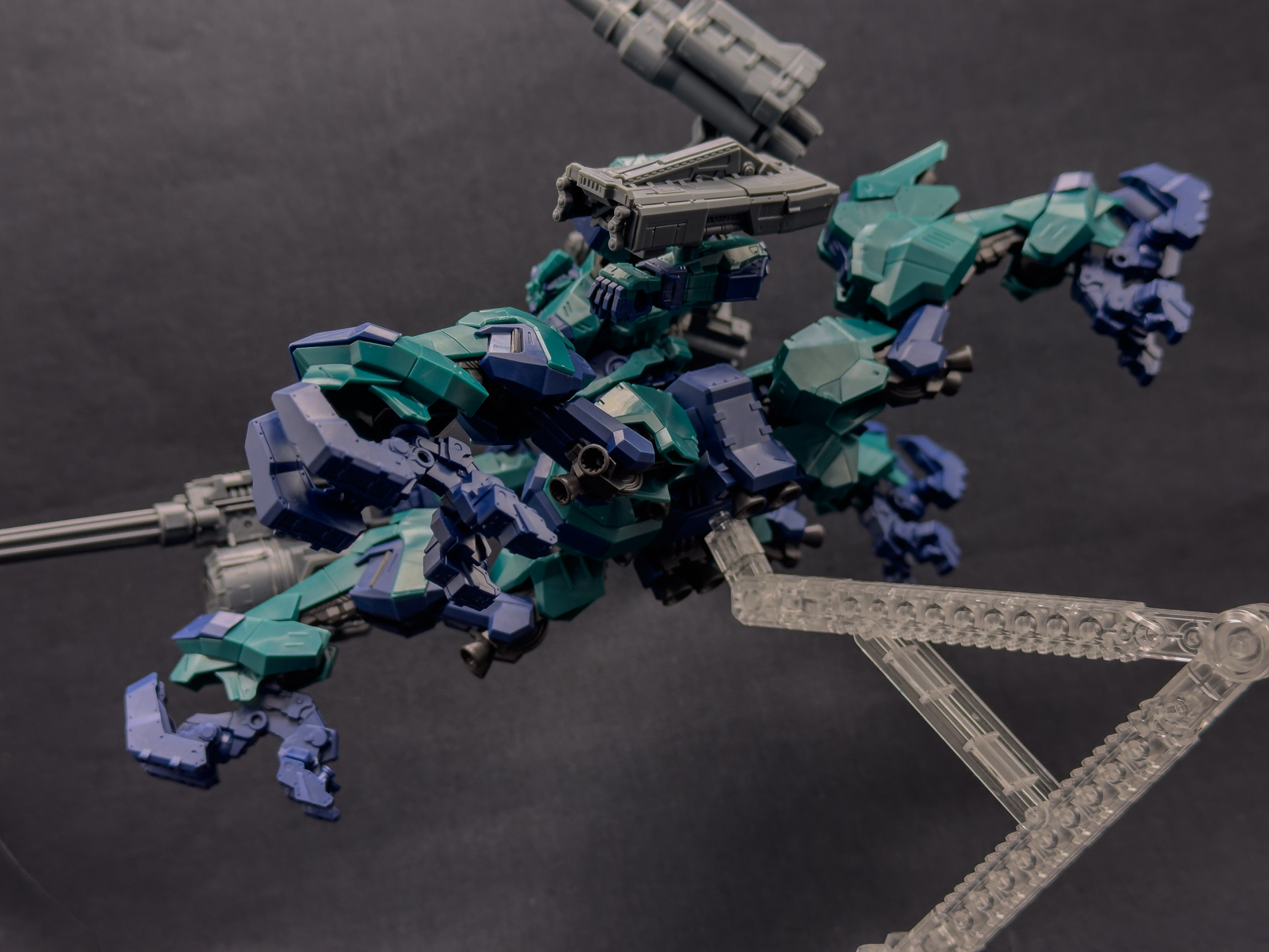 下から撮影することで迫力のある機体を楽しむことができます。